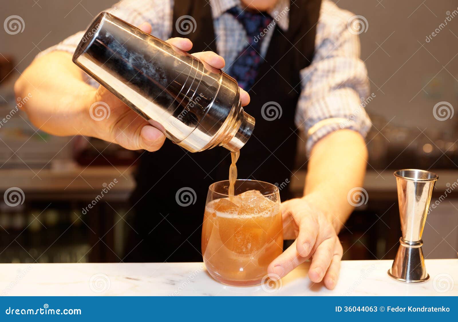 Il Barista Sta Facendo Un Cocktail Immagine Stock Immagine di liquore, approvvigionamento