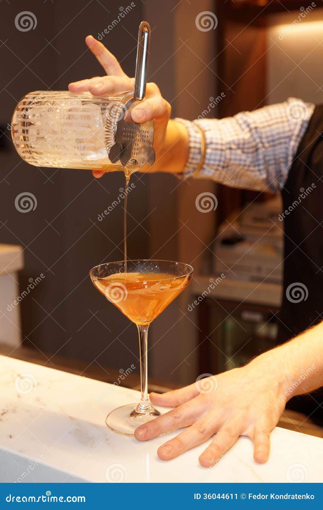 Il Barista Sta Facendo Un Cocktail Immagine Stock Immagine di cocktail, manuale 36044611