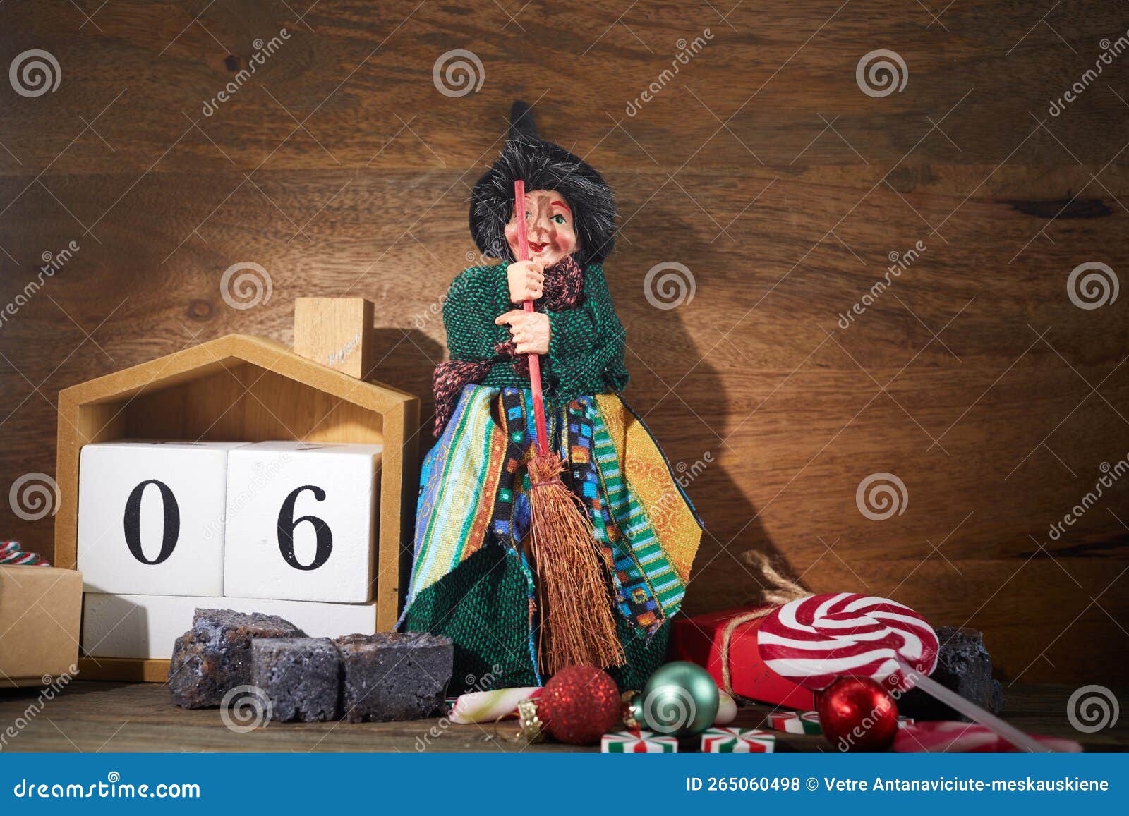 Tradizione Dell Epifania In Italia Il Befana Con Carbone Dolce E Caramelle. Tradizione Italiana Della