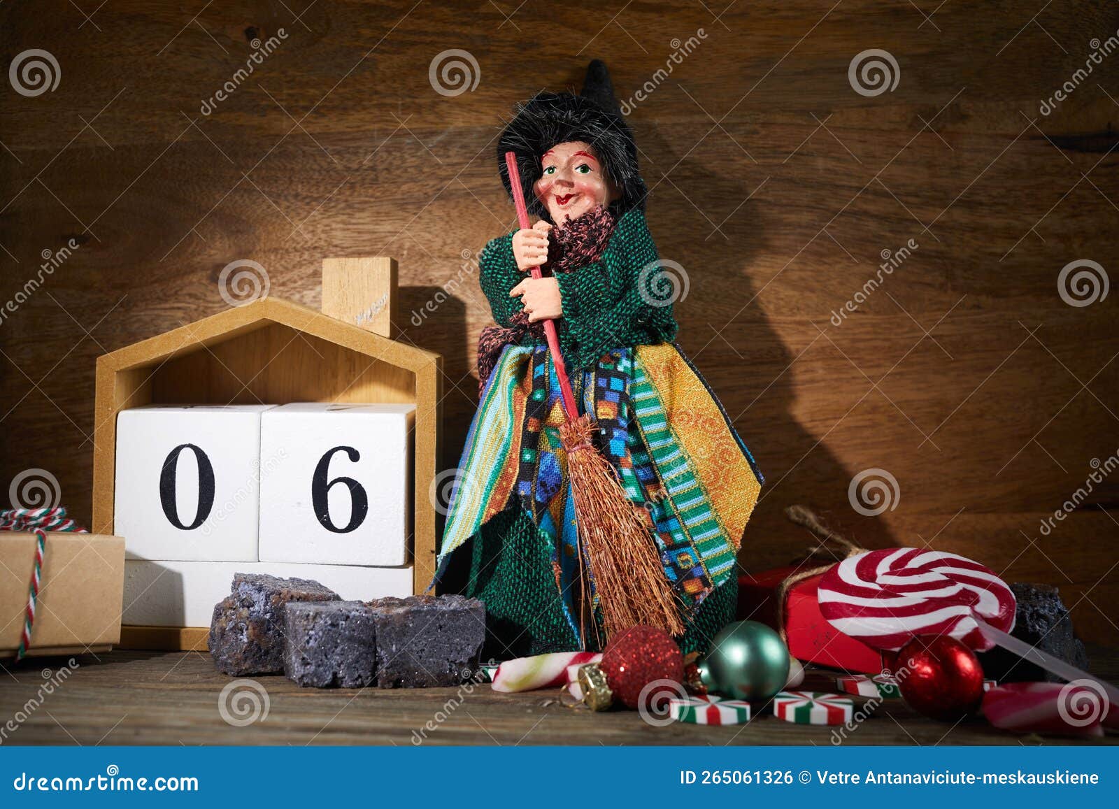 Tradizione Dell Epifania In Italia Il Befana Con Carbone Dolce E Caramelle. Tradizione Italiana Della