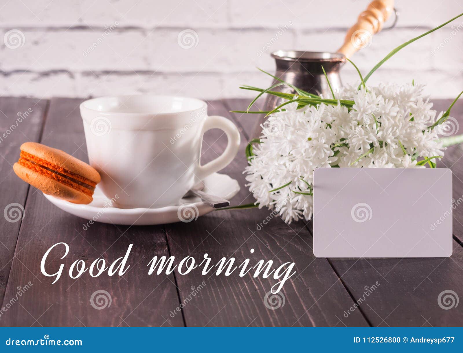 Il Caffe I Macarons Su Un Piattino E Un Mazzo Dei Fiori Con Una Carta L Iscrizione E Un Buongiorno Fotografia Stock Immagine Di Tazza Giorno