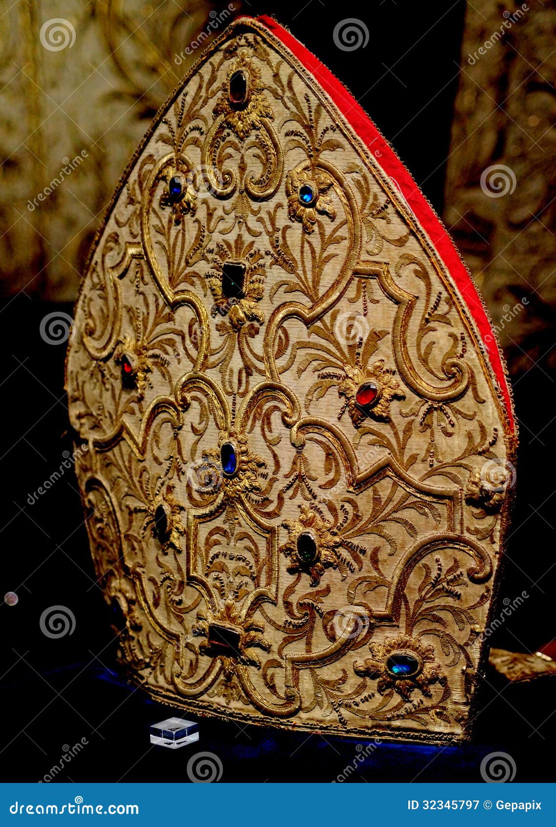 Come Si Chiama Il Cappello Del Vescovo Il cappello del vescovo immagine stock. Immagine di abate - 32345797