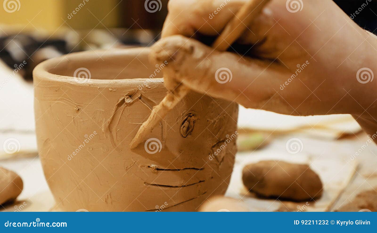 Il Ceramista è Ciotola Del Vaso O Del Vaso Di Argilla Da Modellare  Fotografia Stock - Immagine di scolpire, ceramica: 92211232