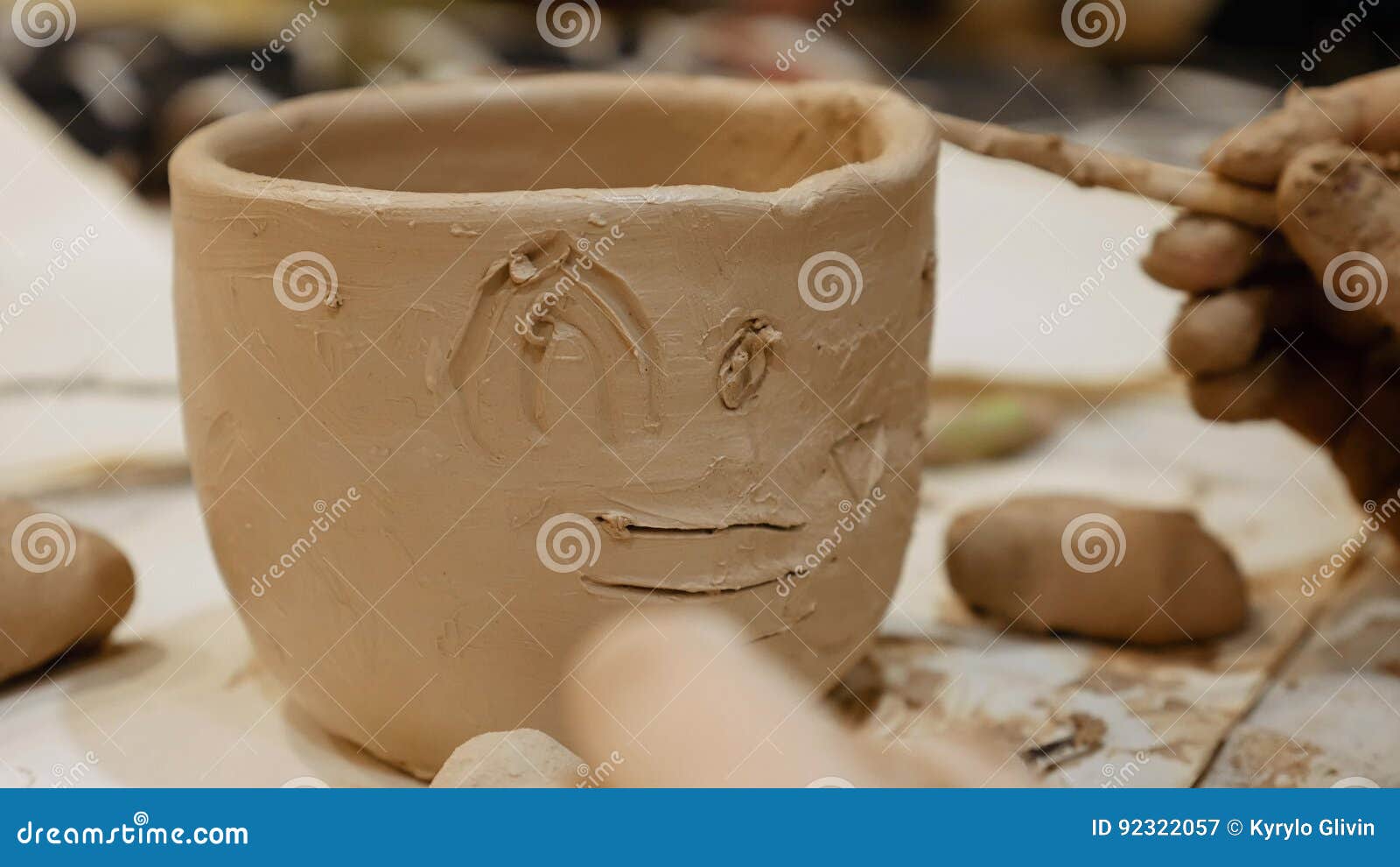 Il Ceramista è Ciotola Del Vaso O Del Vaso Di Argilla Da Modellare Archivi  Video - Video di porcellana, vaso: 92322057