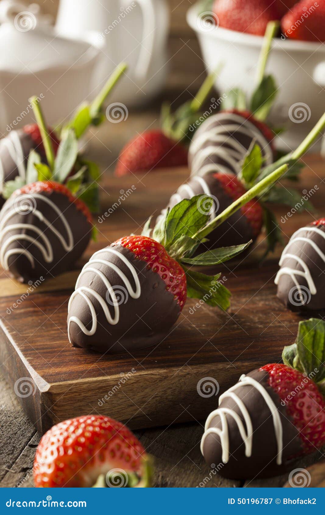 Il cioccolato casalingo ha immerso le fragole pronte da mangiare