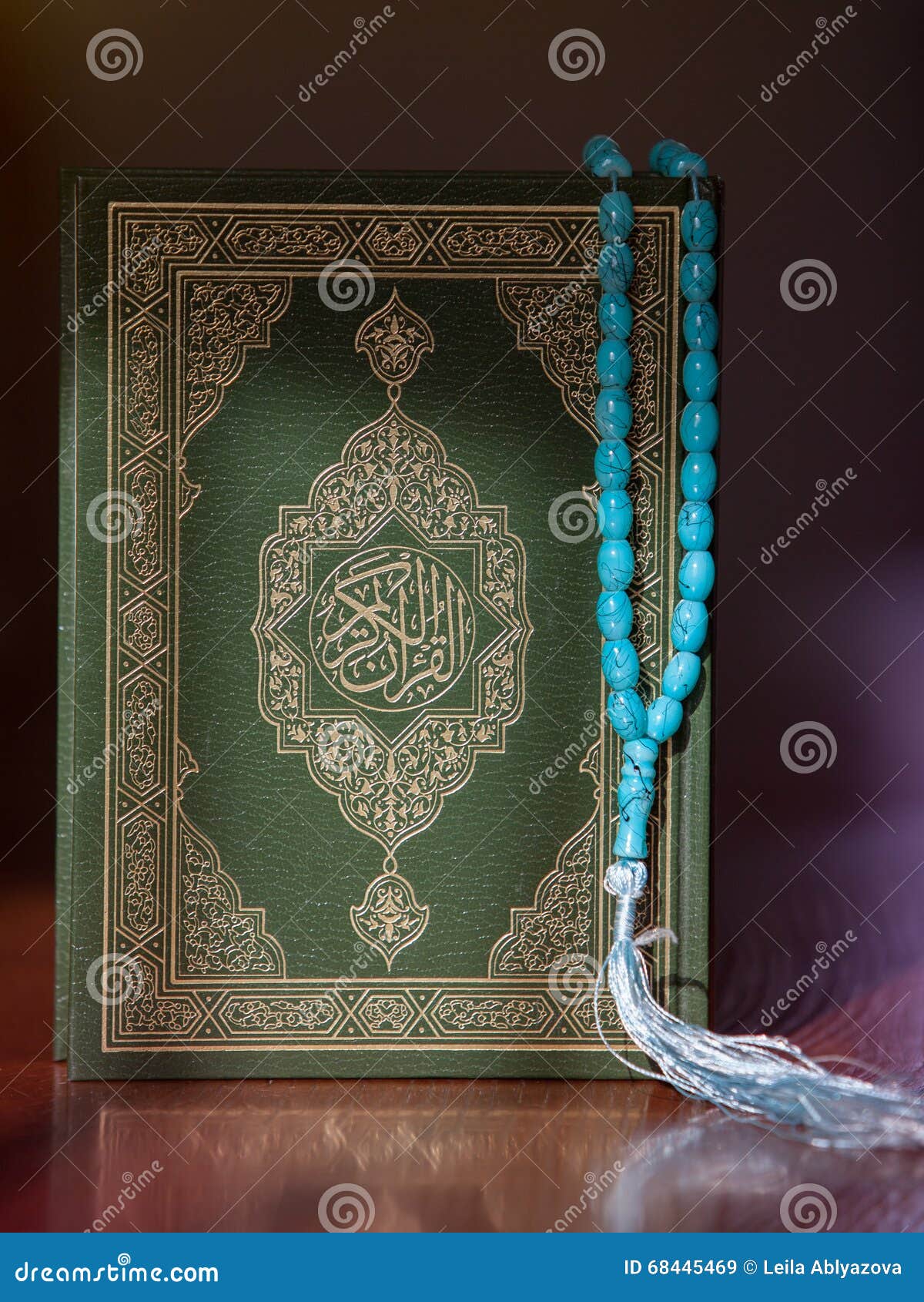 Il Corano Del Libro Sacro Ed Il Rosario L'arabo è Scritto - Traduzione -  Quran Chiamato Immagine Stock - Immagine di pazienza, sacro: 68445469