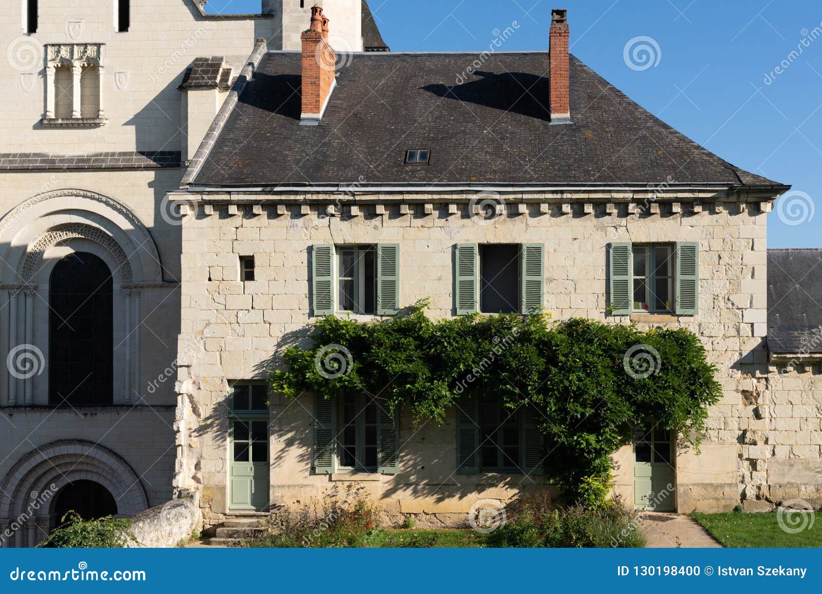 Il corpo di guardia dell'abbazia di Fontevraud L'abbazia reale di Fontevraud, situata sui confini delle tre province di Poitou, l'Anjou e Touraine, è una di più grandi città monastiche ha ereditato dai medio evo Monumento storico classificato dal 1840, è dal 2000, ha registrato con il patrimonio mondiale dell'Unesco con il tutto di Loire Valley In una valle verde alcuni chilometri dalla Loira,
