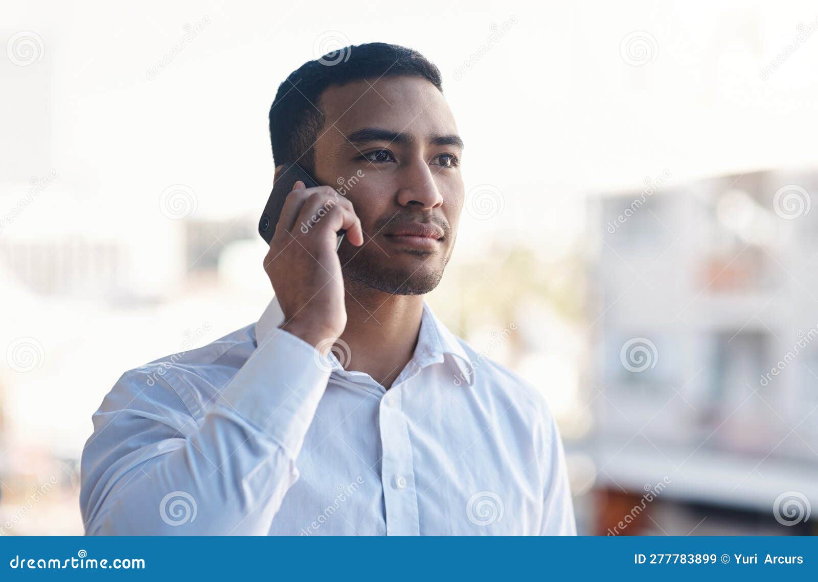 Jeune Homme Actif Contemporain Portant Un Casque De Survêtement