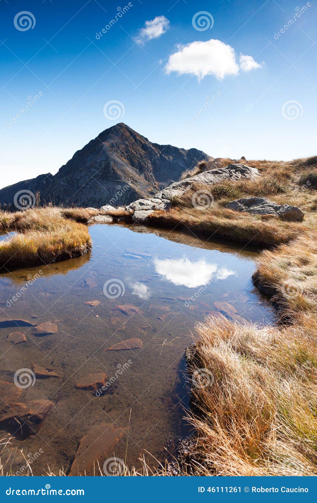 Il fronte Nord-est di Mont Mucrone e una piccola montagna accumulano in un giorno soleggiato di autunno Biella, alpi italiane ad ovest, Europa