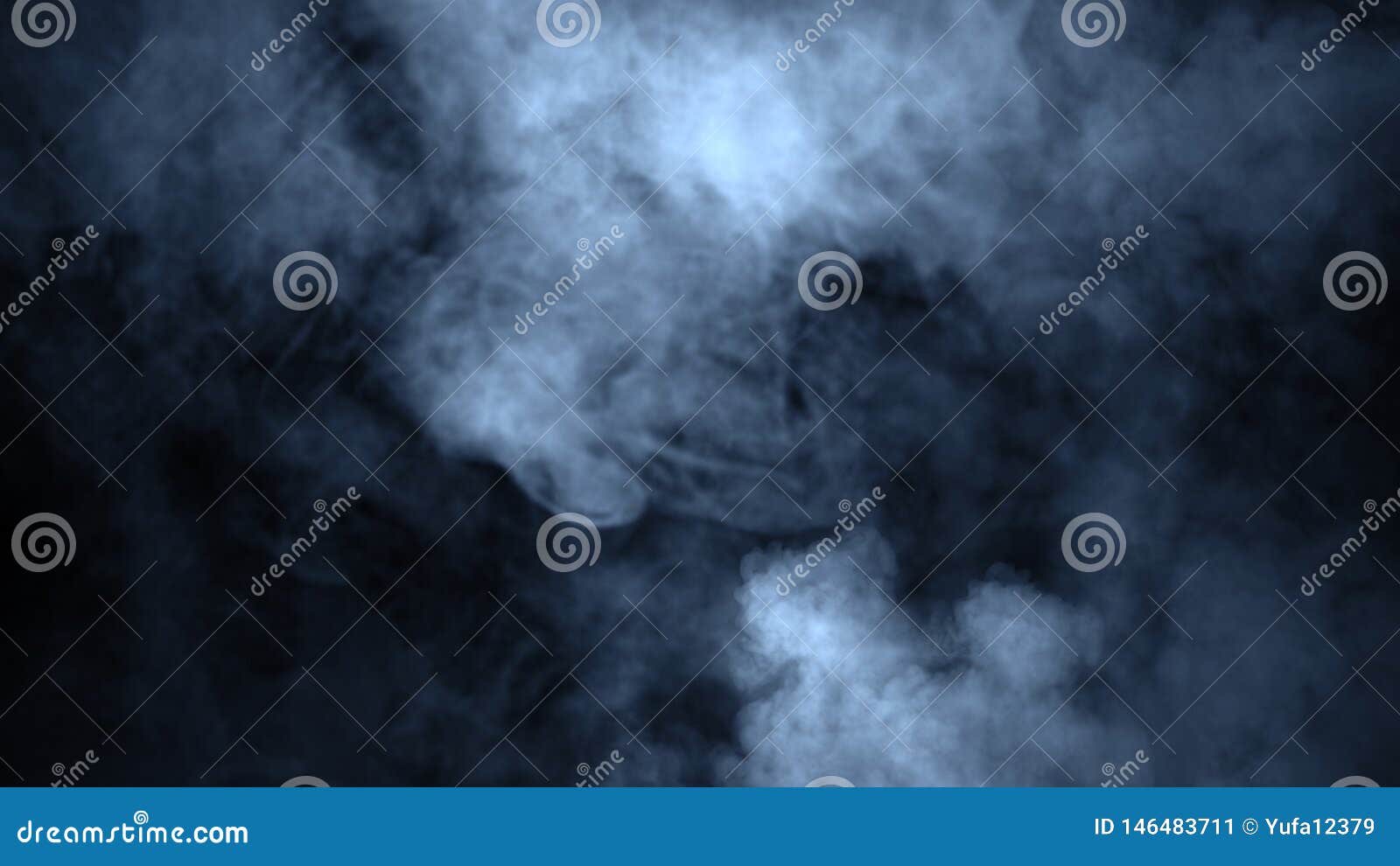 Il fumo blu della sfuocatura dell'estratto si muove su un fondo nero Il concetto dell'aromaterapia. Movimenti blu del vapore del fumo della sfuocatura dell'estratto su un fondo nero Il concetto dell'aromaterapia