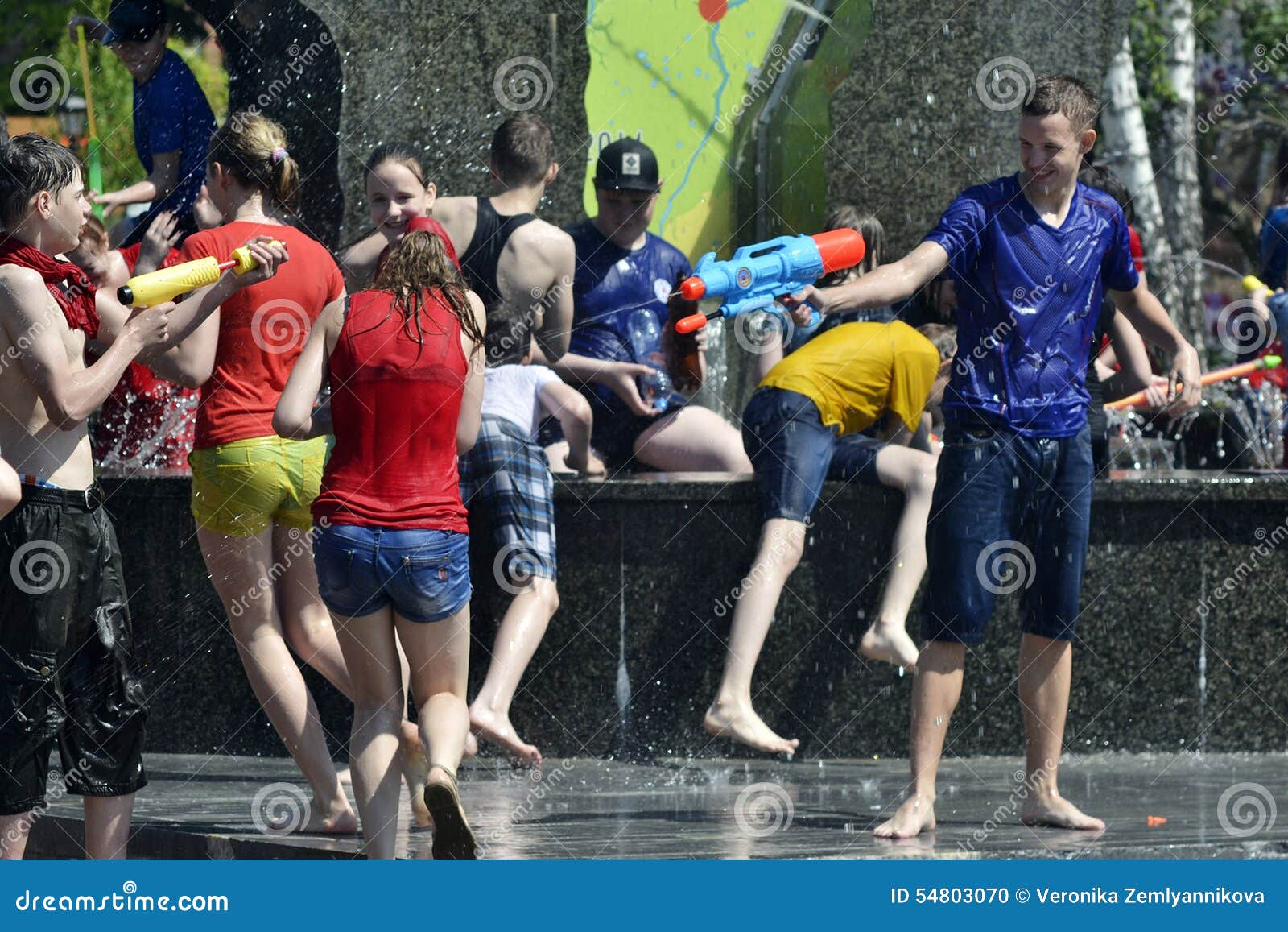 Water fights. Водяной бой на улице. Флешмоб на водную тему.