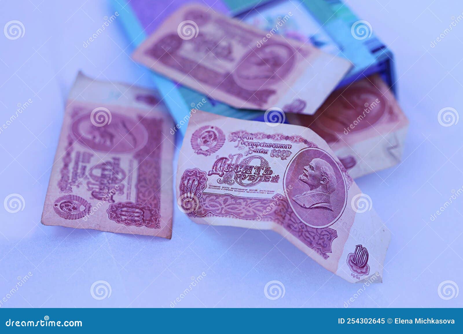 Il Giornale Raccoglie 10 Rubli Con Un Ritratto Di Lenin Sullo Sfondo Del  Libro. Il Concetto Di Risparmio Di Utilità Immagine Stock - Immagine di  economia, scambio: 254302645