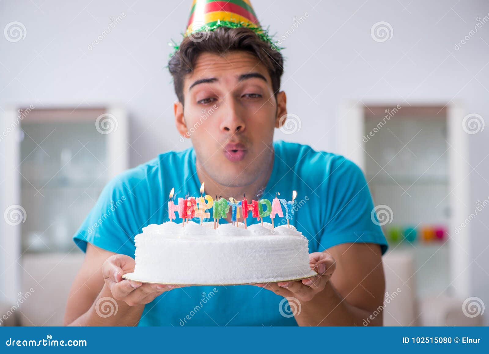 Il Giovane Che Celebra Compleanno Da Solo A Casa Fotografia Stock Immagine Di Handsome Decorazione