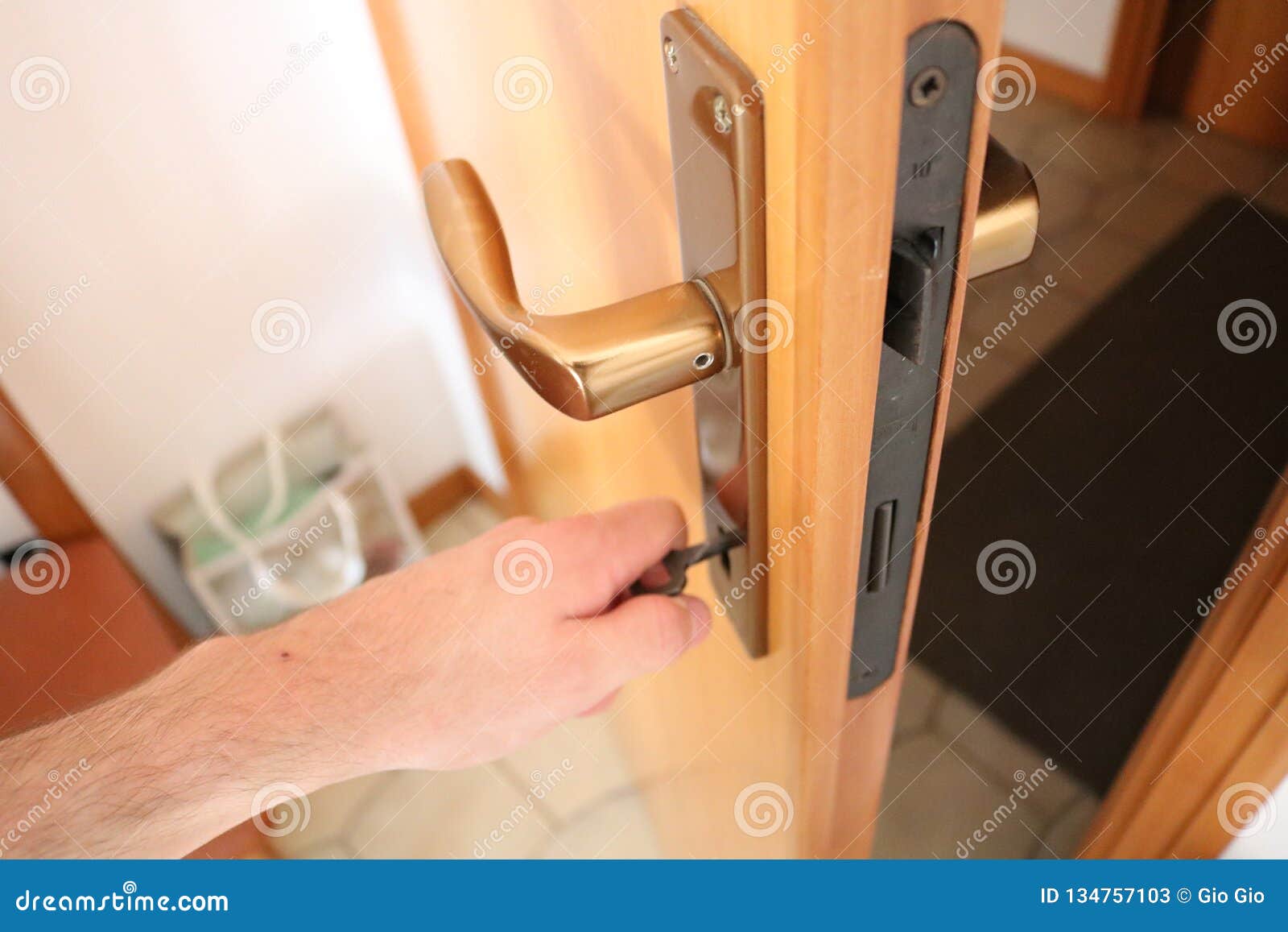Sognare Una Chiave Che Apre Una Porta Il Giovane Uomo Caucasico Apre Una Porta Della Stanza Facendo Uso Di