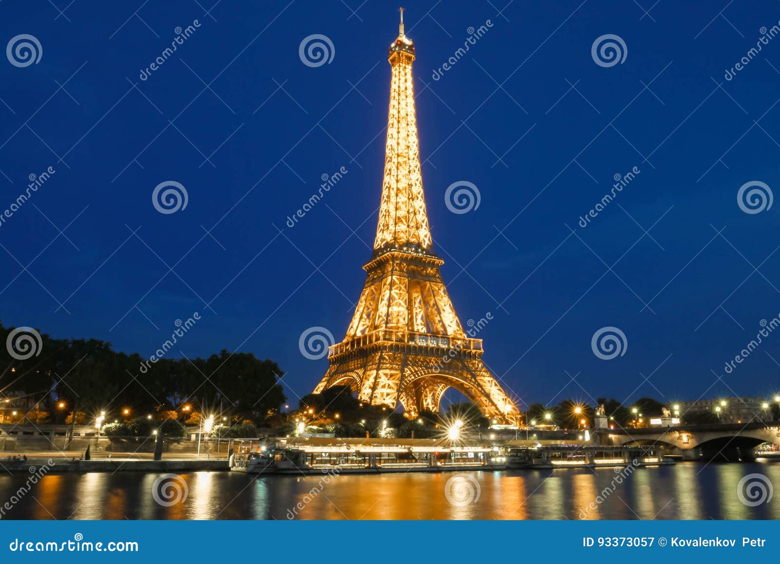 Il Giro Eiffel Illuminato Alla Notte Parigi Francia Della Torre Eiffel Fotografia Editoriale Immagine Di Esterno Ponticello