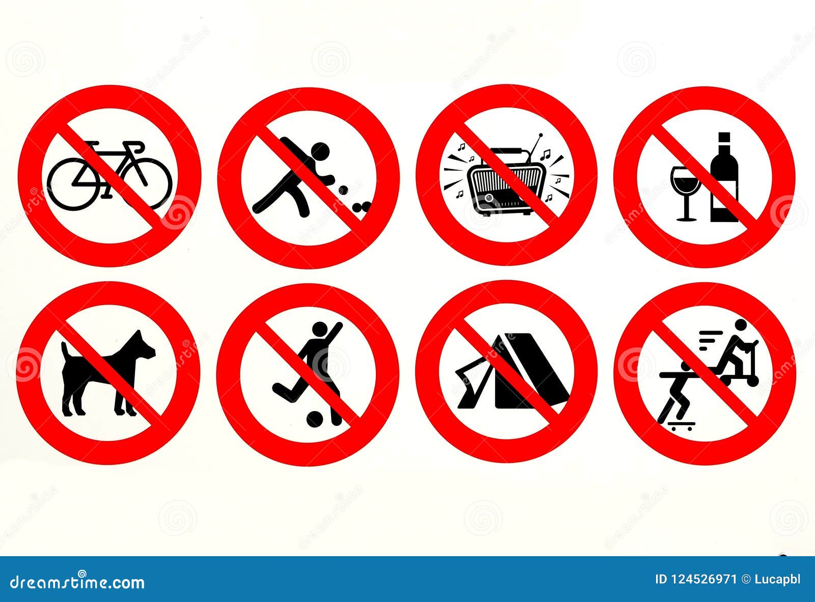 Longue liste d'interdictions utilisées sur une certaine plage européenne Il le ` s a interdit le recyclage, ne jouant des cuvettes, la musique bruyante, des matériaux en verre, le football, jouer, camper, patiner et aucun chien permis