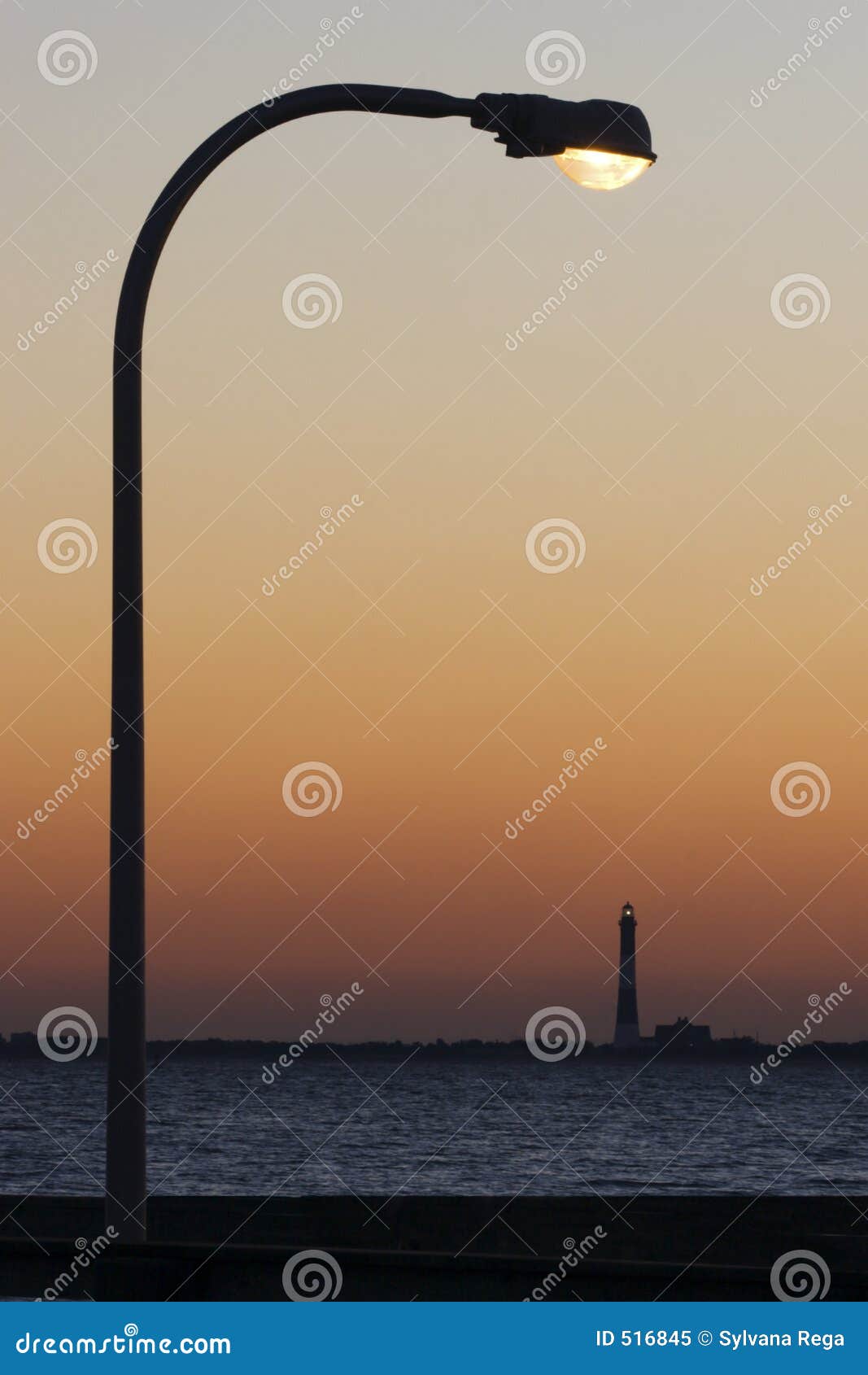 Il lightpost ed il faro immagine stock. Immagine di mattina 516845