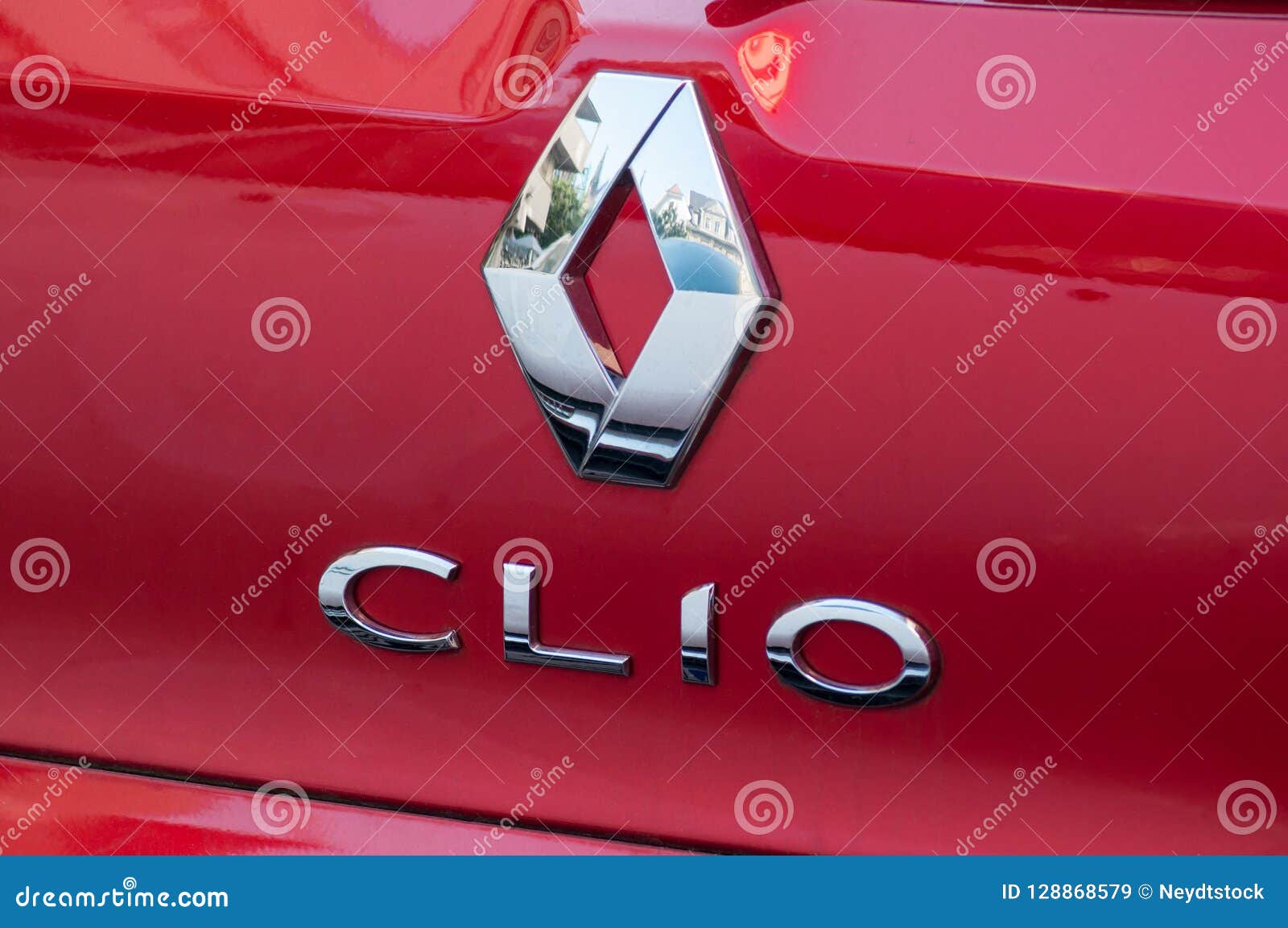 Il Logo Di Renault Clio Sull'automobile Posteriore Rossa Ha Parcheggiato  Nella Via Immagine Stock Editoriale - Immagine di azionamento, cromo:  128868579