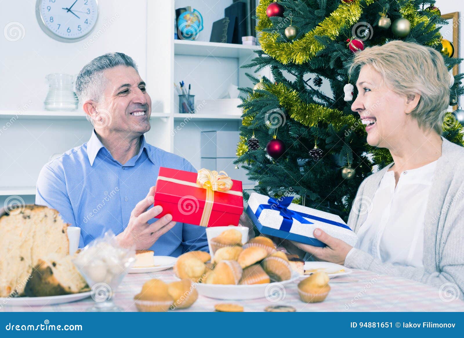 Regali Di Natale Per Marito.Il Marito E La Moglie Scambiano I Regali Di Festa Per Il Natale Ed Il Nuovo Ye Immagine Stock Immagine Di Coppie Torta 94881651