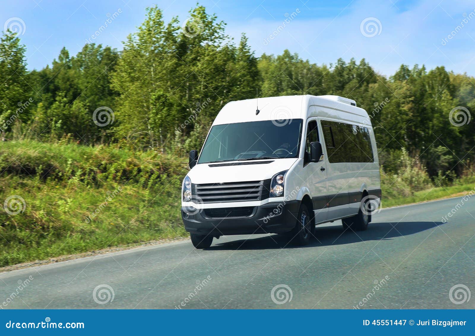 Il minibus va sulla strada principale del paese lungo il legno