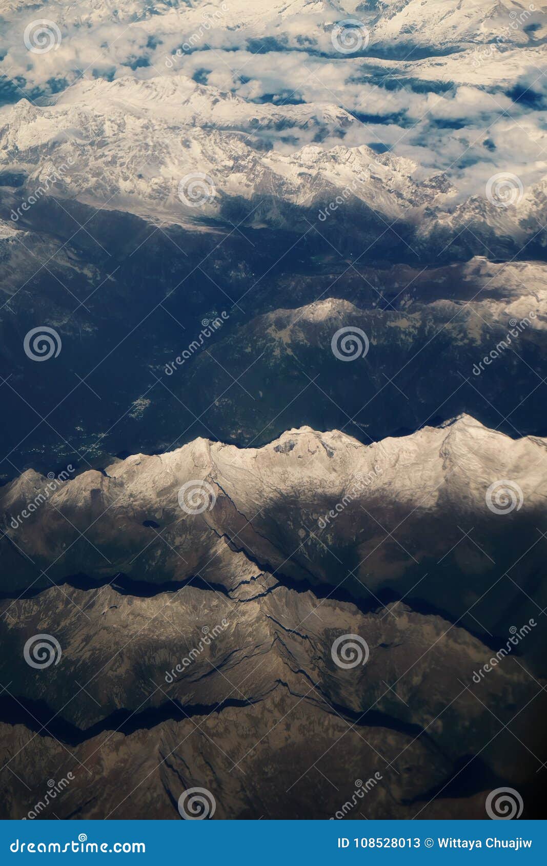 Il Mountain View blu delle alpi dal cielo. La montagna blu delle alpi coperta di neve con la vista dal cielo