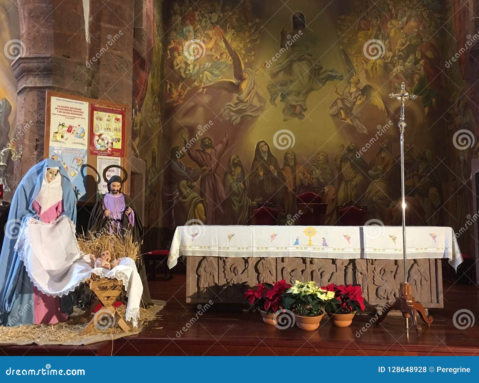 Il Natale cronometra in chiesa San Matias. Artenara, canarino di Gran, Spagna - 25 dicembre 2017 Scena di natività di Natale nella chiesa San Matias nel villaggio di Artenara, canarino di Gran, Spagna,