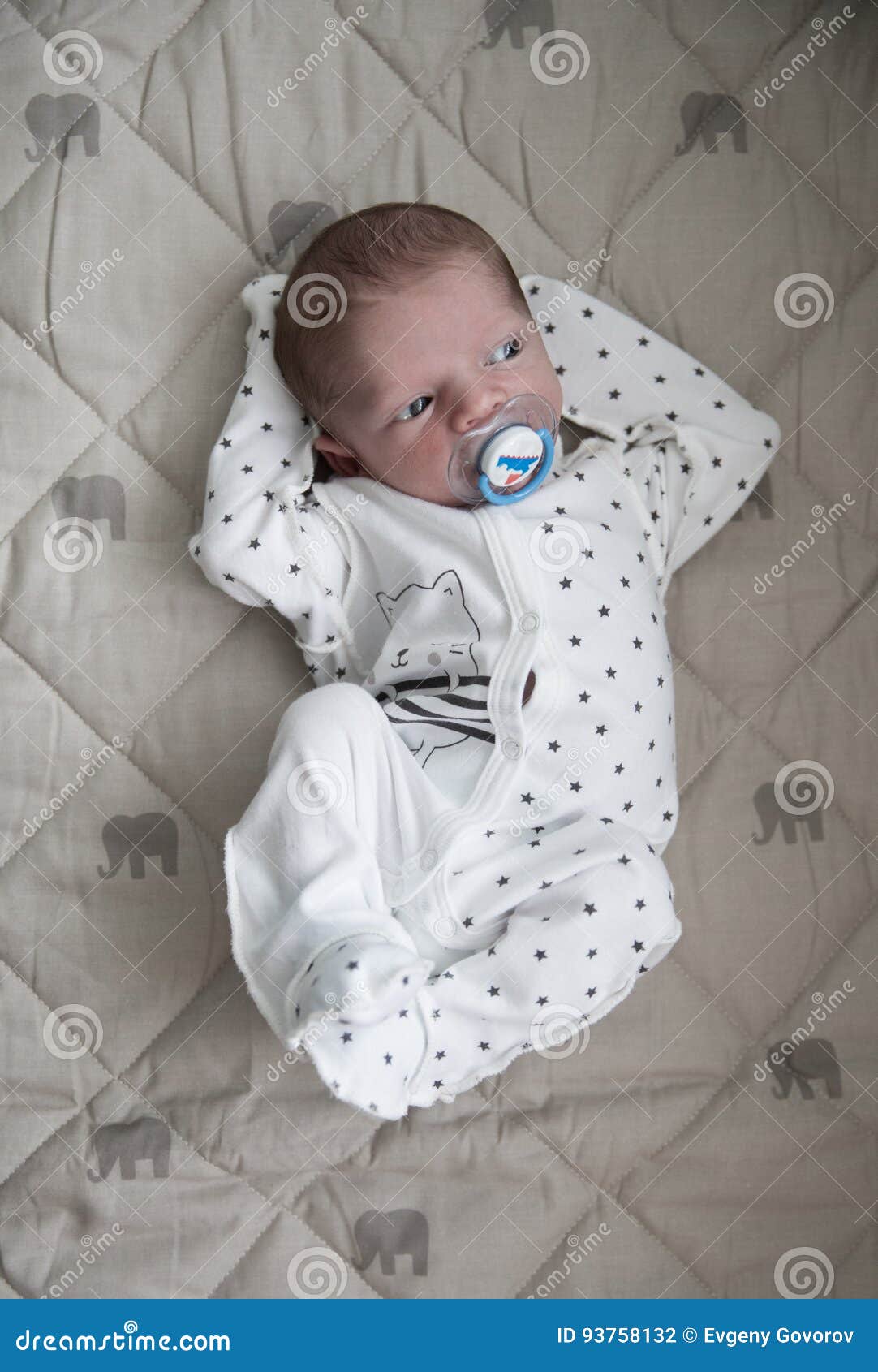 Il Neonato Neonato Pensieroso Sta Risiedendo in Traversine Bianche Con Il  Capezzolo Blu Fotografia Stock - Immagine di mani, bianco: 93758132
