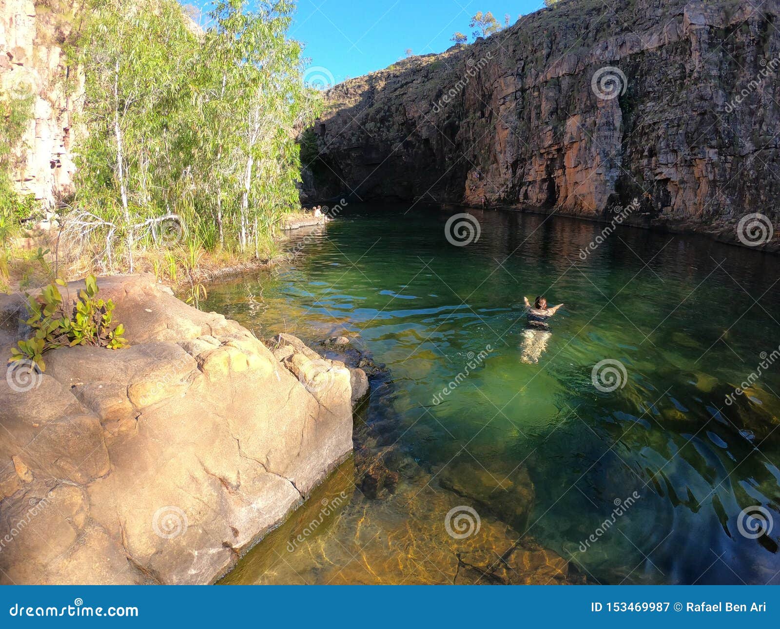 Il Nuoto Della Donna A Maguk Cade Waterhole Alla Gola Di Barramundi Nel Parco Nazionale Di Kakadu Nel Territorio Del Nord Dell Au Immagine Stock Immagine Di Nordico Australiano