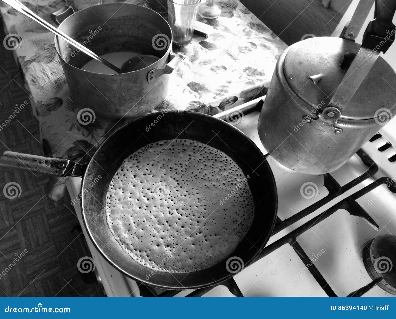 Il Pancake è Al Forno Nella Pentola, in Bianco E Nero Fotografia