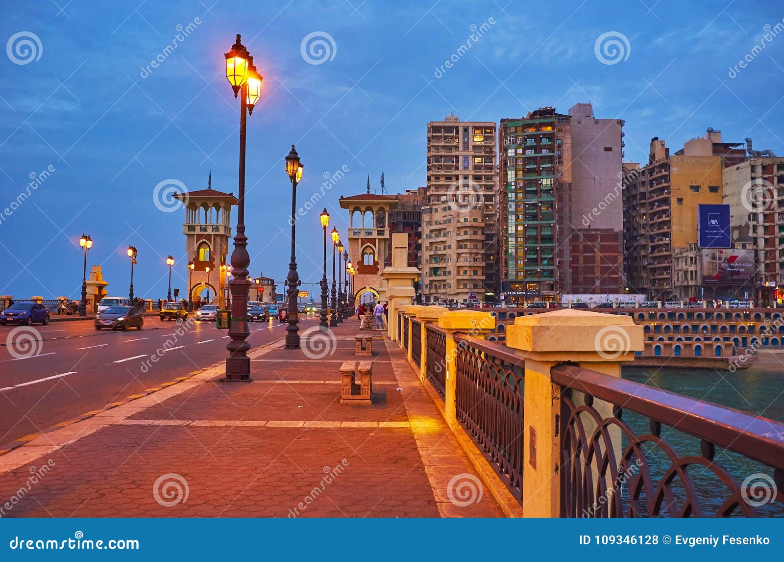 Il passaggio pedonale sul ponte di Stanley, Alessandria d'Egitto, Egitto. ALESSANDRIA D'EGITTO, EGITTO - 17 DICEMBRE 2017: La passeggiata di sera sul ponte di Stanley con i bei lampioni, i banchi e le viste piacevoli sulla vicinanza e sulla spiaggia di Stanley, il 17 dicembre in Alessandria d'Egitto