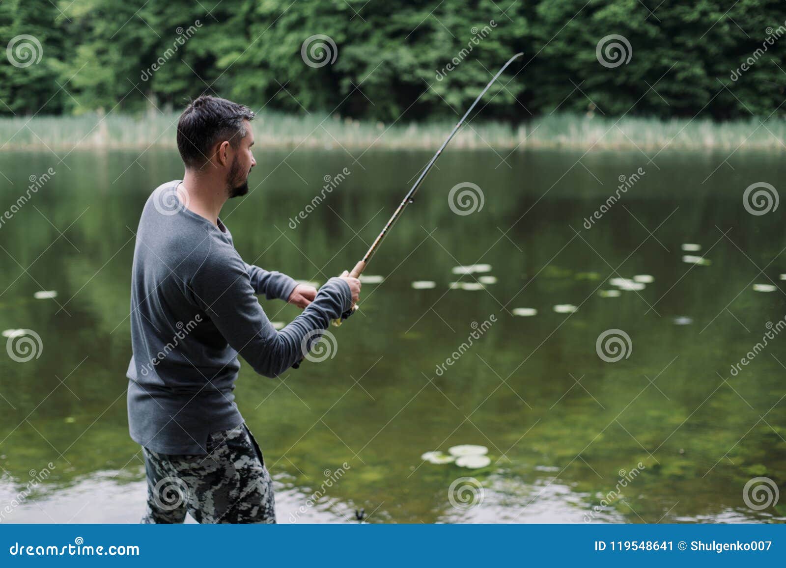 Il Pescatore Ha Fuso La Canna Da Pesca in Acqua Di Fiume O Del Lago Uomo  Con L'attrezzatura Di Filatura Nello Stile Di Vita Sano Immagine Stock -  Immagine di maschio, attività