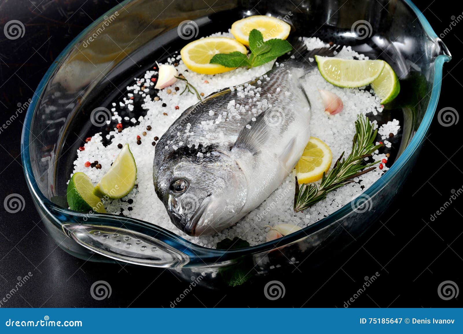 Il Pesce Di Dorado è In Piatto Di Vetro Con Sale Il Rosmarino