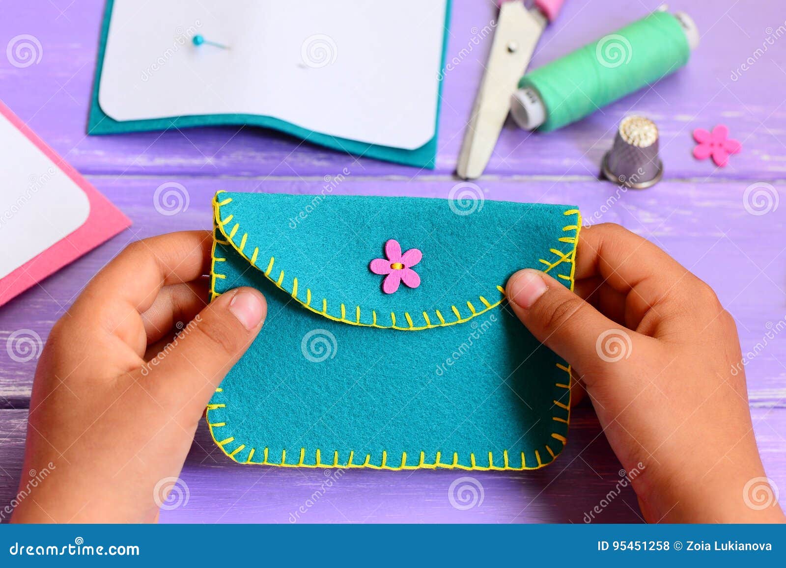 Il Piccolo Bambino Ha Cucito Una Borsa Di Feltro Il Piccolo Bambino Tiene Una Borsa In Sue Mani Mestieri Fatti A Mano Semplici Pe Fotografia Stock Immagine Di Concetto Disegno