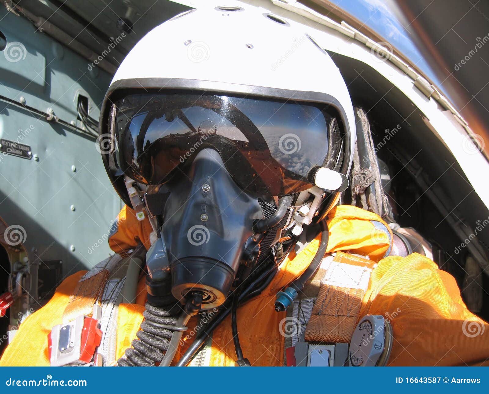 Il Pilota Militare Nell'aereo Immagine Stock - Immagine di affascinante,  aerialista: 16643587