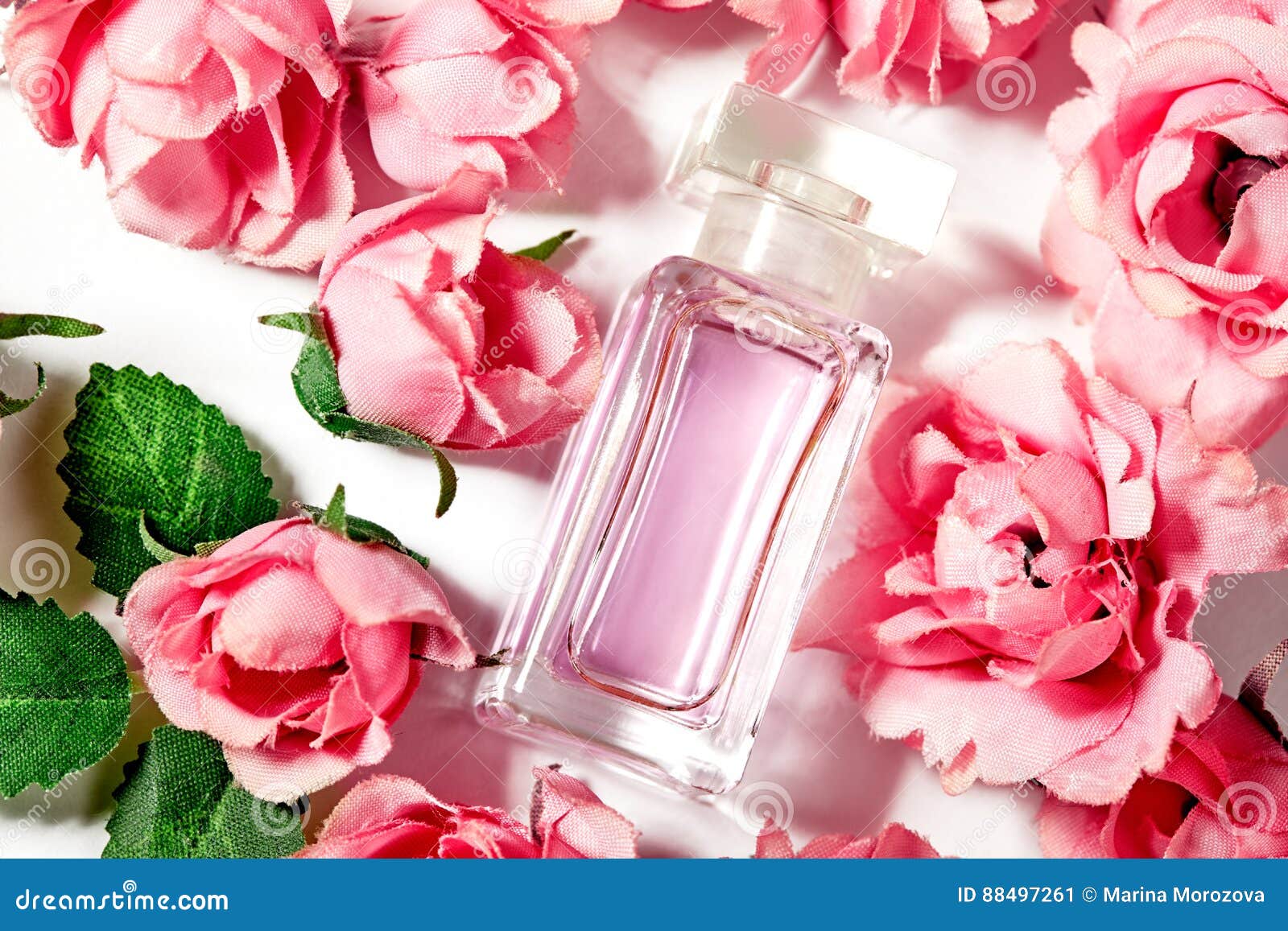 Sentire Profumo Di Rose Significato Il Profumo Imbottiglia Le Rose Rosa Del Fiore Fondo Della Primavera Con