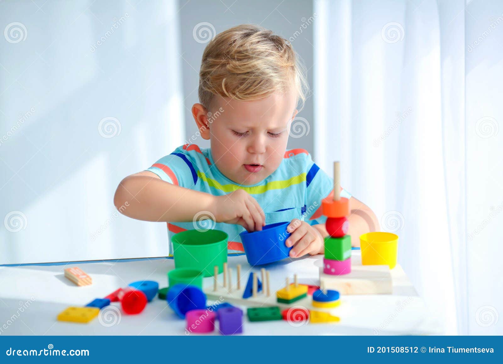 Il Ragazzino 2 Anni Giocava Con Giocattoli a Colori. Giocattoli Educativi  Di Logica Per I Bambini. Giochi Di Montessori Di Svilupp Fotografia Stock -  Immagine di handmade, ragazzo: 201508512