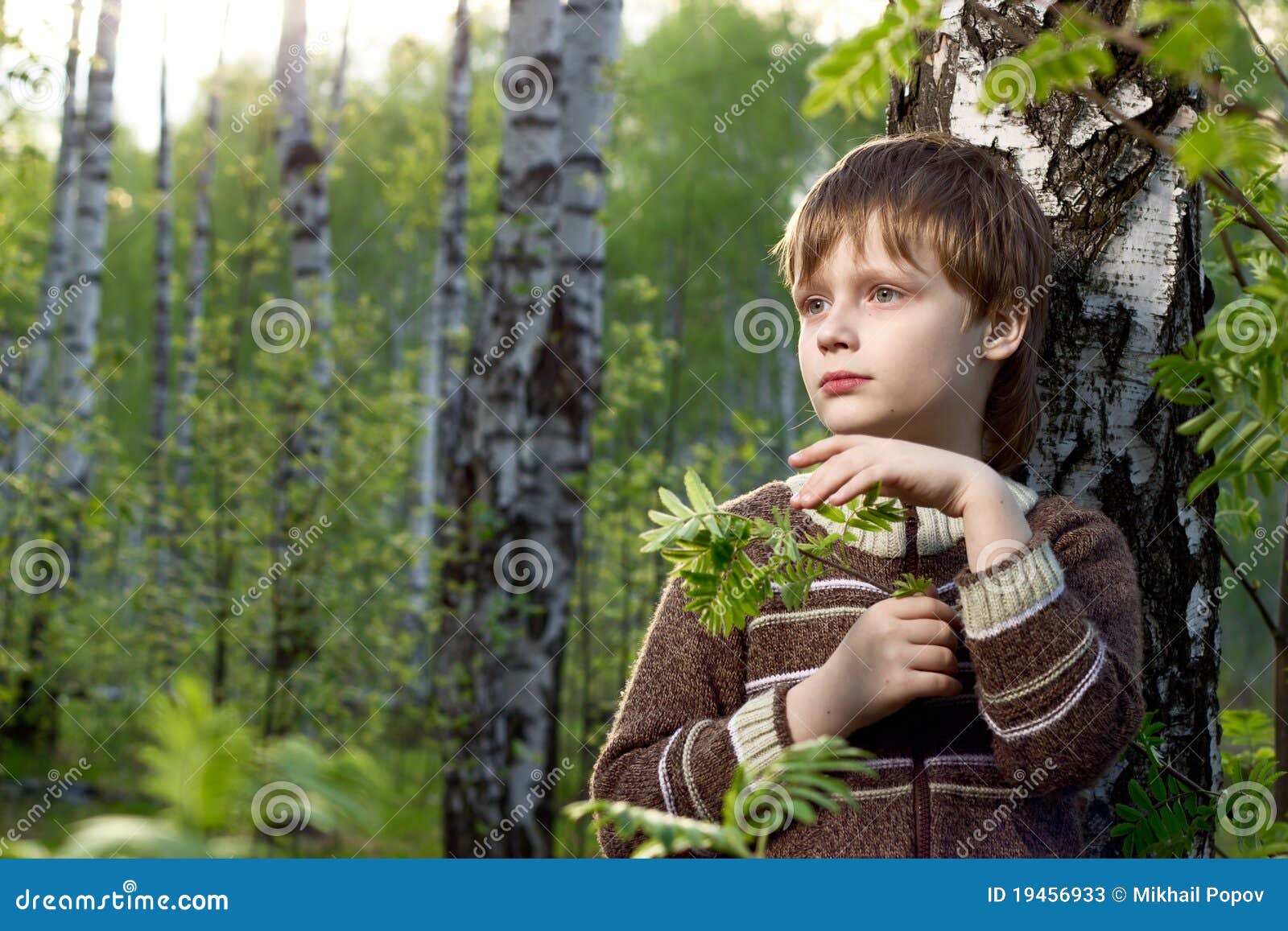 Мальчик березка. Дети в Березовом лесу. Мальчик на Березе. Мальчишки у берёзы. Береза девочка и мальчик.
