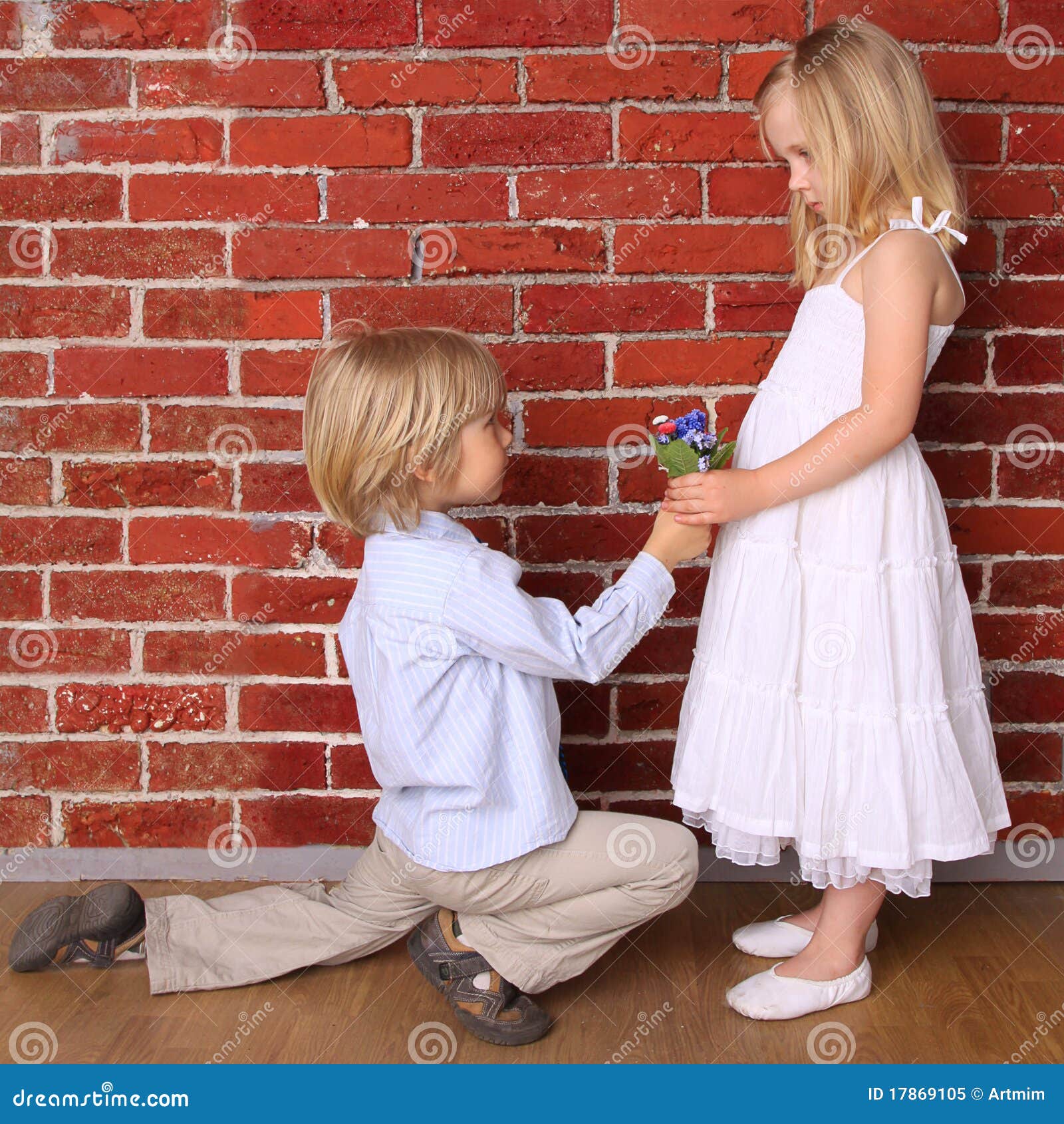 Il ragazzo dà ad una ragazza i fiori. Concetto di amore