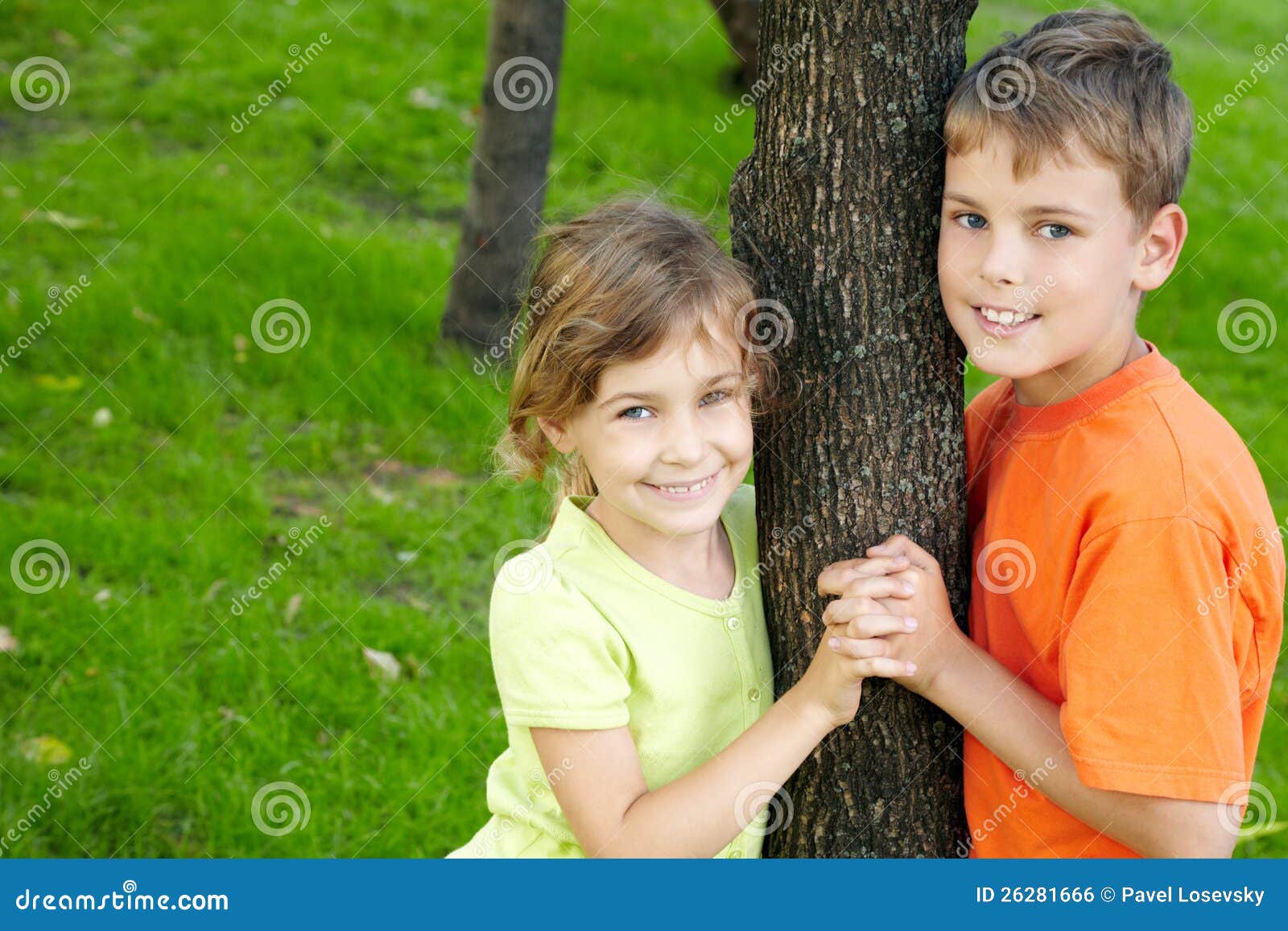 Сын с сестрой занимаются. Родители на даче, а брат и сестра. Брат и сестра у дерева стоковое. Дети 12 лет брат и сестра.