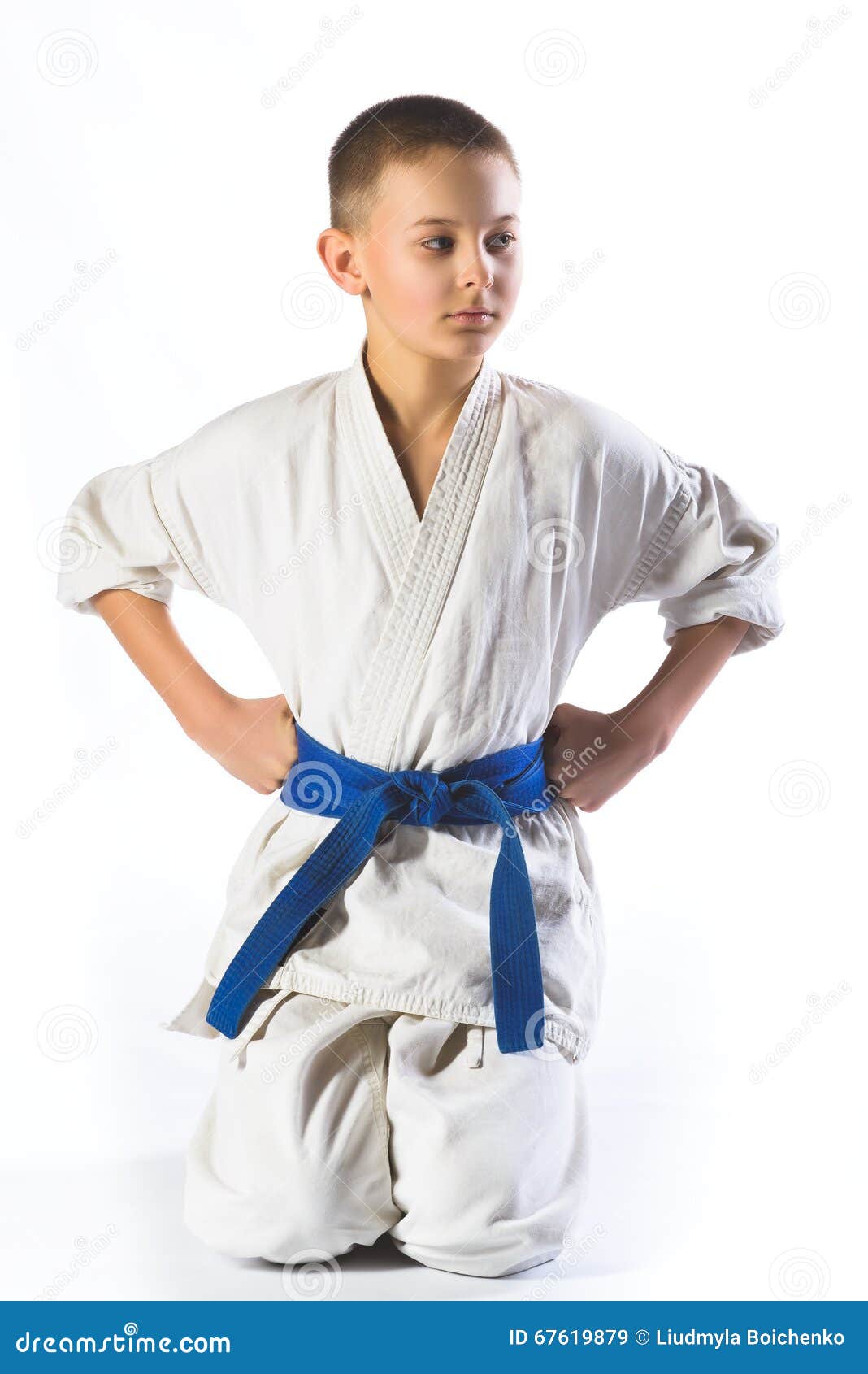 Я спешу на тренировку в кимоно сражаюсь. Мальчик в кимоно. Мальчик в белом кимоно. Мальчик в кимоно фотосессия. Мальчик каратист в кимоно.