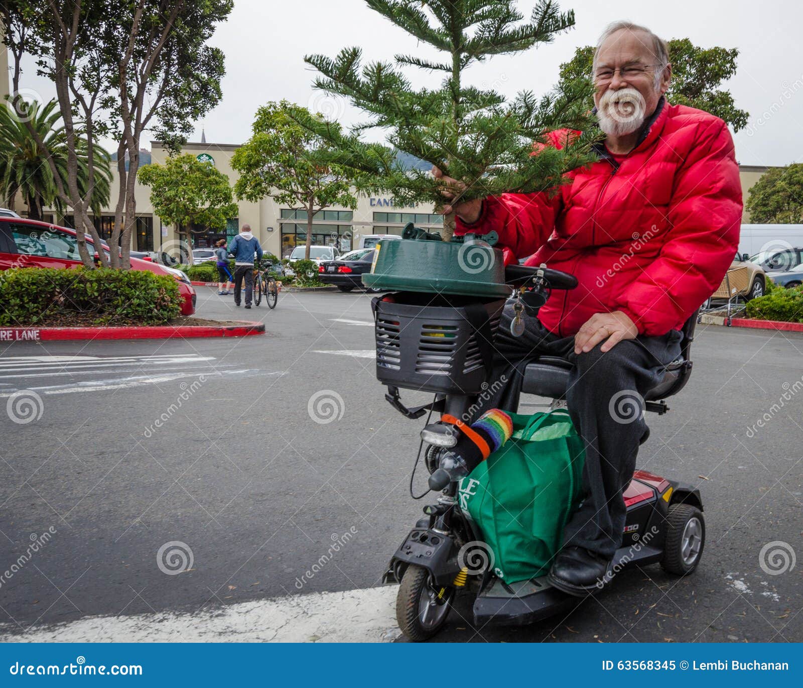 Il residente senior di Castro District sta prendendo a casa un albero di Natale. SAN FRANCISCO, la CALIFORNIA residente senior del 1° dicembre 2015 di Castro District su un motorino sta prendendo a casa un albero di Natale che aveva acquistato appena a molto in un centro commerciale