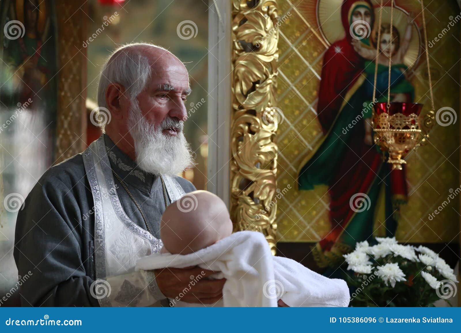 Il Battesimo Ortodosso è Riconosciuto Dalla Chiesa Cattolica Il Rito Del Battesimo Ortodosso Fotografia Editoriale - Immagine di