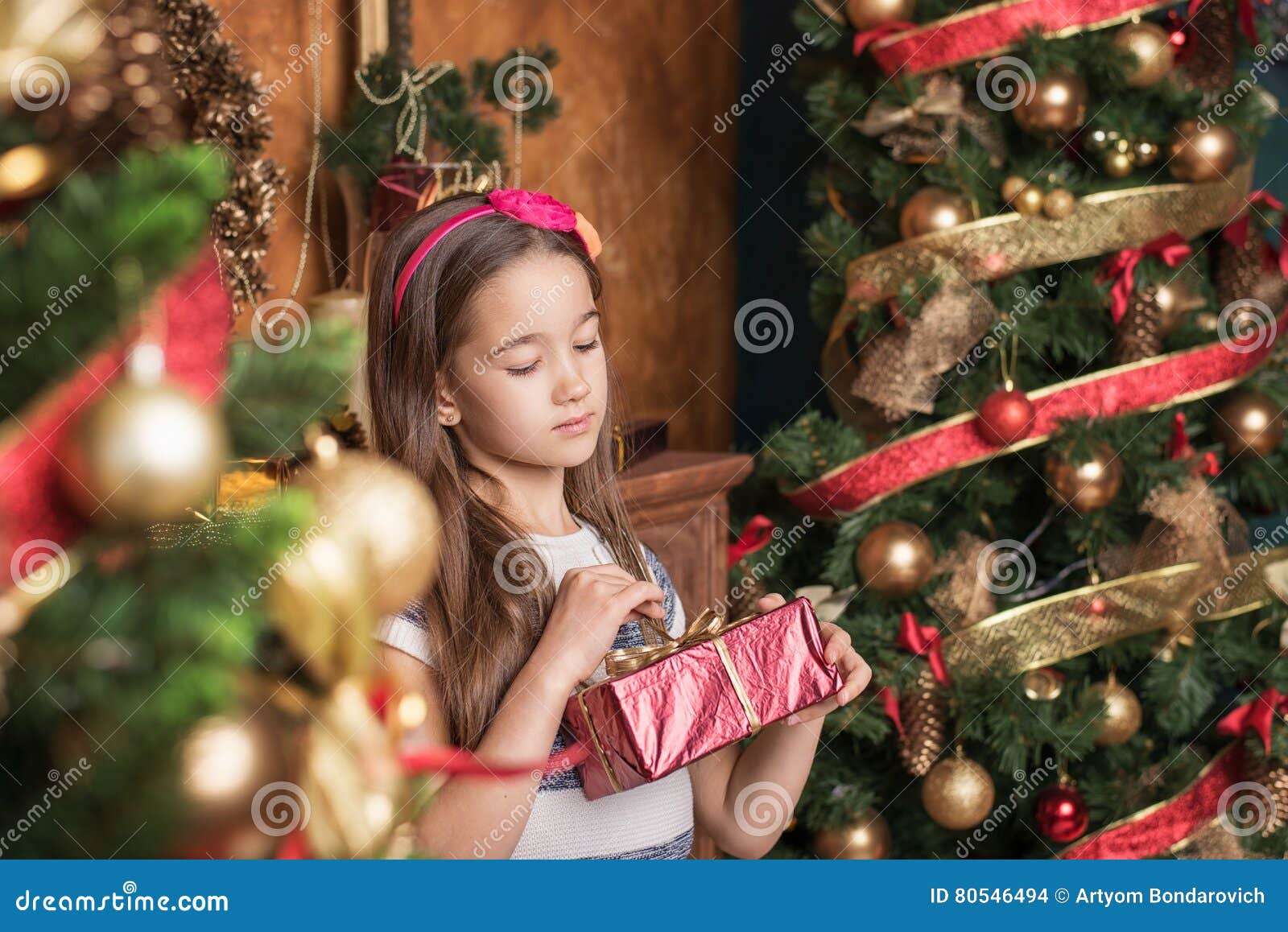 Albero Di Natale Sogno.Il Sogno Della Bambina Che Indossa La Fascia Rossa Apre Il Regalo Vicino All Albero Di Natale Fotografia Stock Immagine Di Menzogne Dicembre 80546494