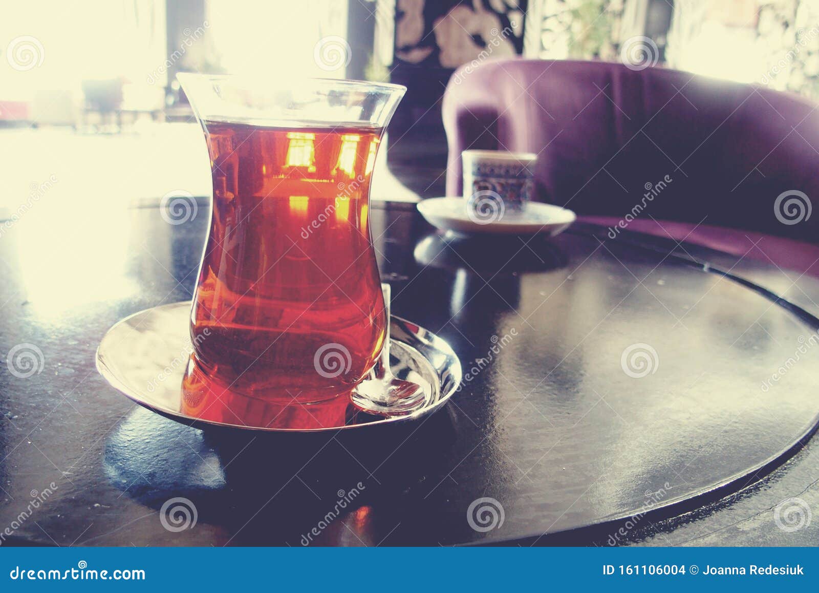Il Tè Nero Originale Caldo Servito in Un Piccolo Bicchiere in