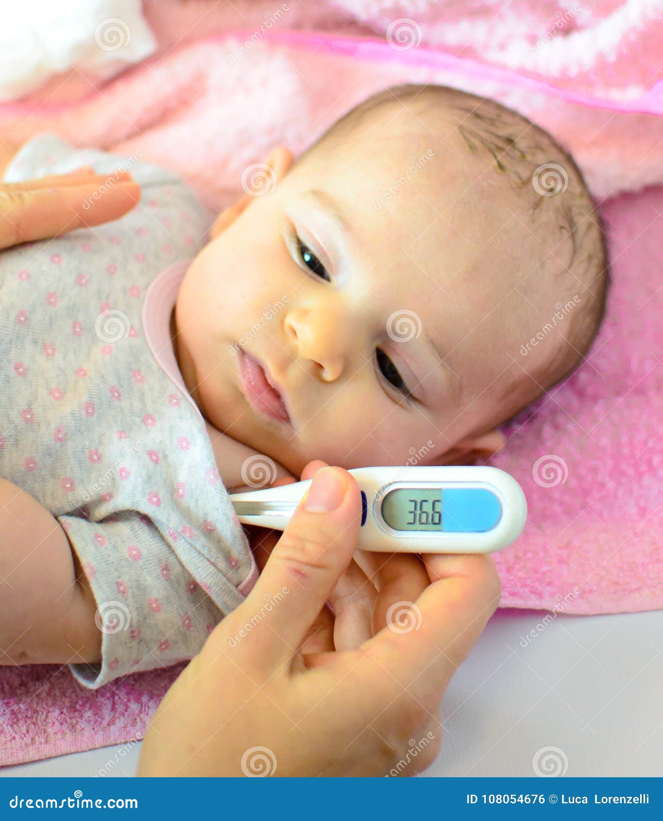 Il Termometro Neonato Misura L'influenza Di Febbre Della Temperatura  Fotografia Stock - Immagine di menzogne, igiene: 108054676