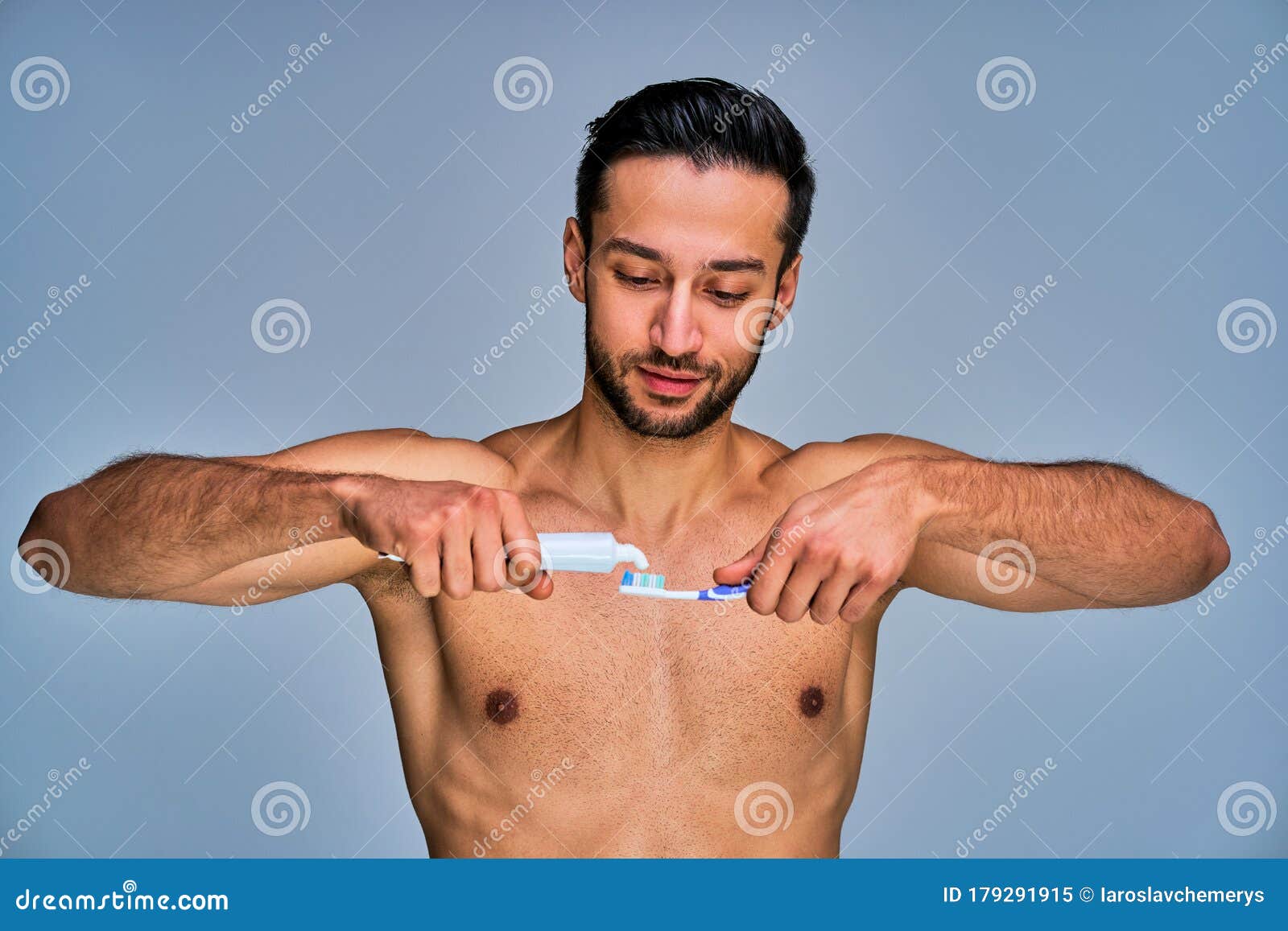 Il Tizio Con Un Sorriso E I Capelli Neri Con La Barba Strizza Il