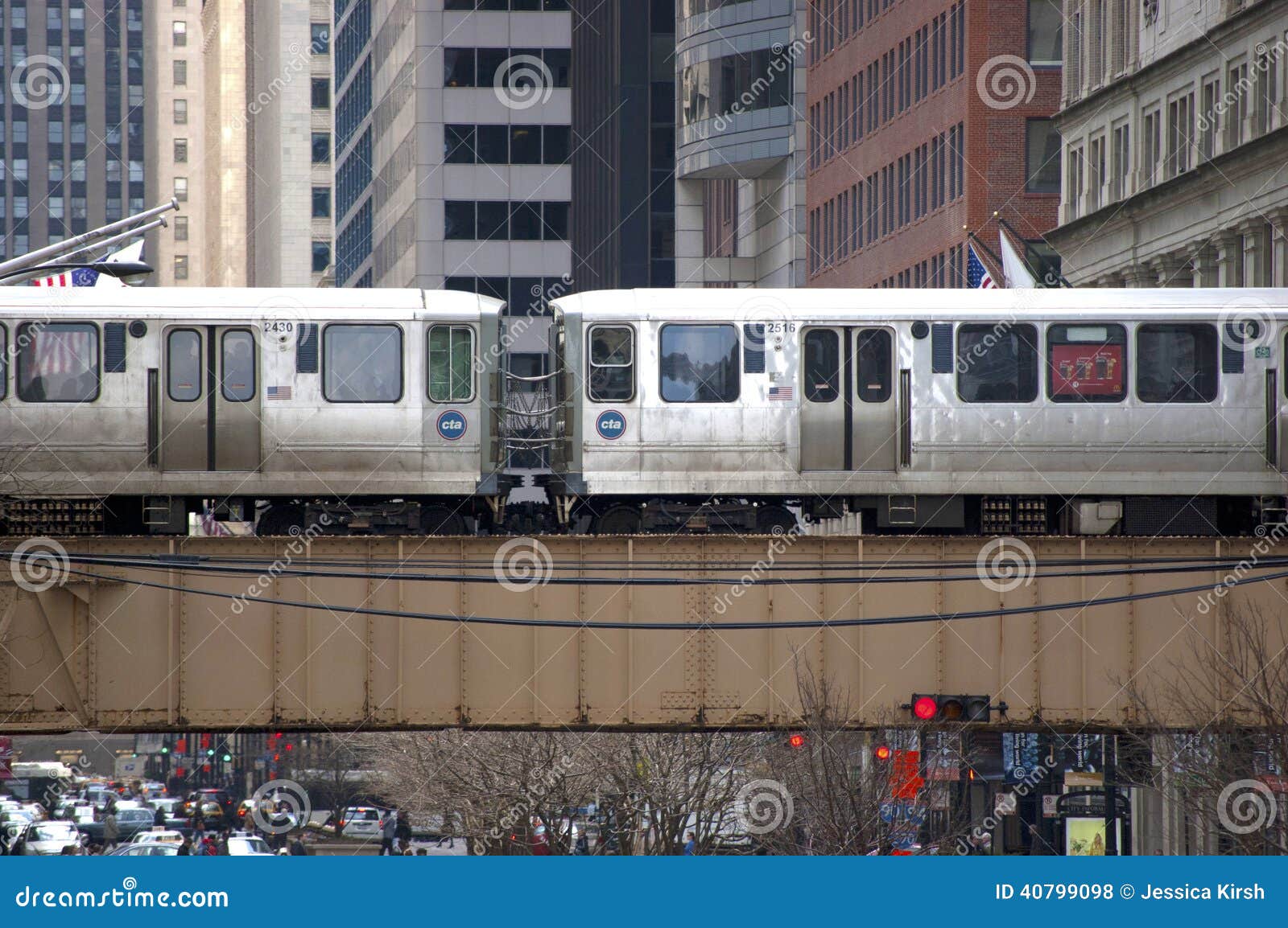 Il treno di EL di Chicago che attraversa un ponte - Chicago, IL U.S.A. Il treno di autorità di transito di Chicago (CTA) “EL„ (elevato) che attraversa un ponte in Chicago del centro, Illinois