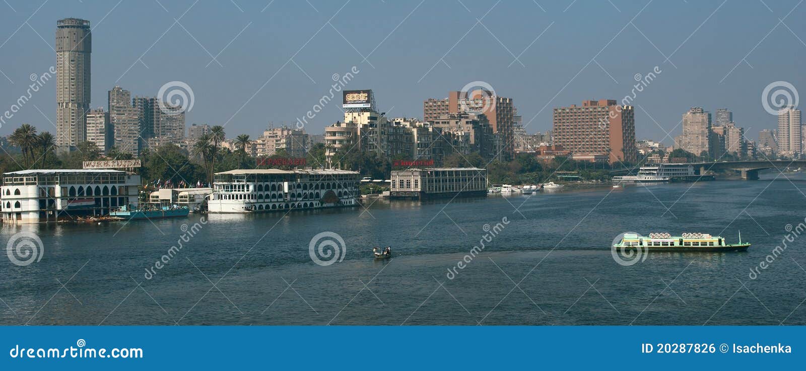 Il veiw del Nilo a Cairo, ponticello del 6 ottobre. Il fiume di Nilo nella vista del centro urbano, Cairo, Egitto, ponticello del 6 ottobre, vista dell'isola di Zamalek