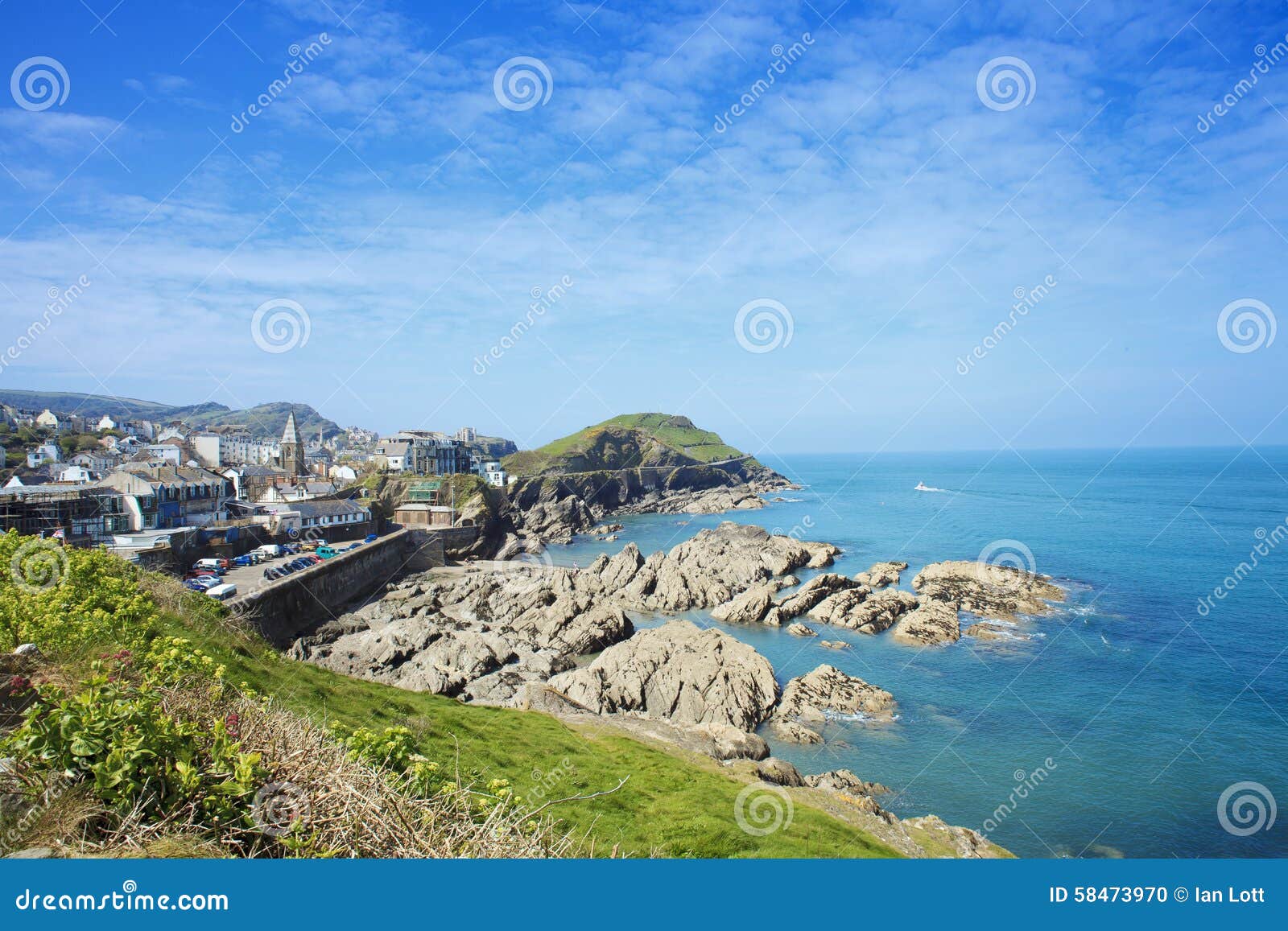 Ilfracombe auf der Nord-Devon-Küste, England. Ilfracombe ist ein Badeort und eine Zivil- Gemeinde auf der Nord-Devon-Küste, England mit einem kleinen Hafen, umgeben durch Klippen Die Gemeinde dehnt entlang die Küste von den 'Küstenwachen-Häuschen' in Hele-Bucht in Richtung zum Osten aus und 4 Meilen entlang dem Torrs zu Lee Bay in Richtung zum Westen der Erholungsort ist hügelig und der Höhepunkt innerhalb der Gemeindegrenze ist bei 'Hore mit einem Gatter versehen unten', die inländischen und 860 Füße von 2 Meilen (270 m) über Meeresspiegel Der Markstein von Hillsborough-Hügel beherrscht den Hafen und ist der Standort einer verstärkten Regelung des Eisenzeitalters