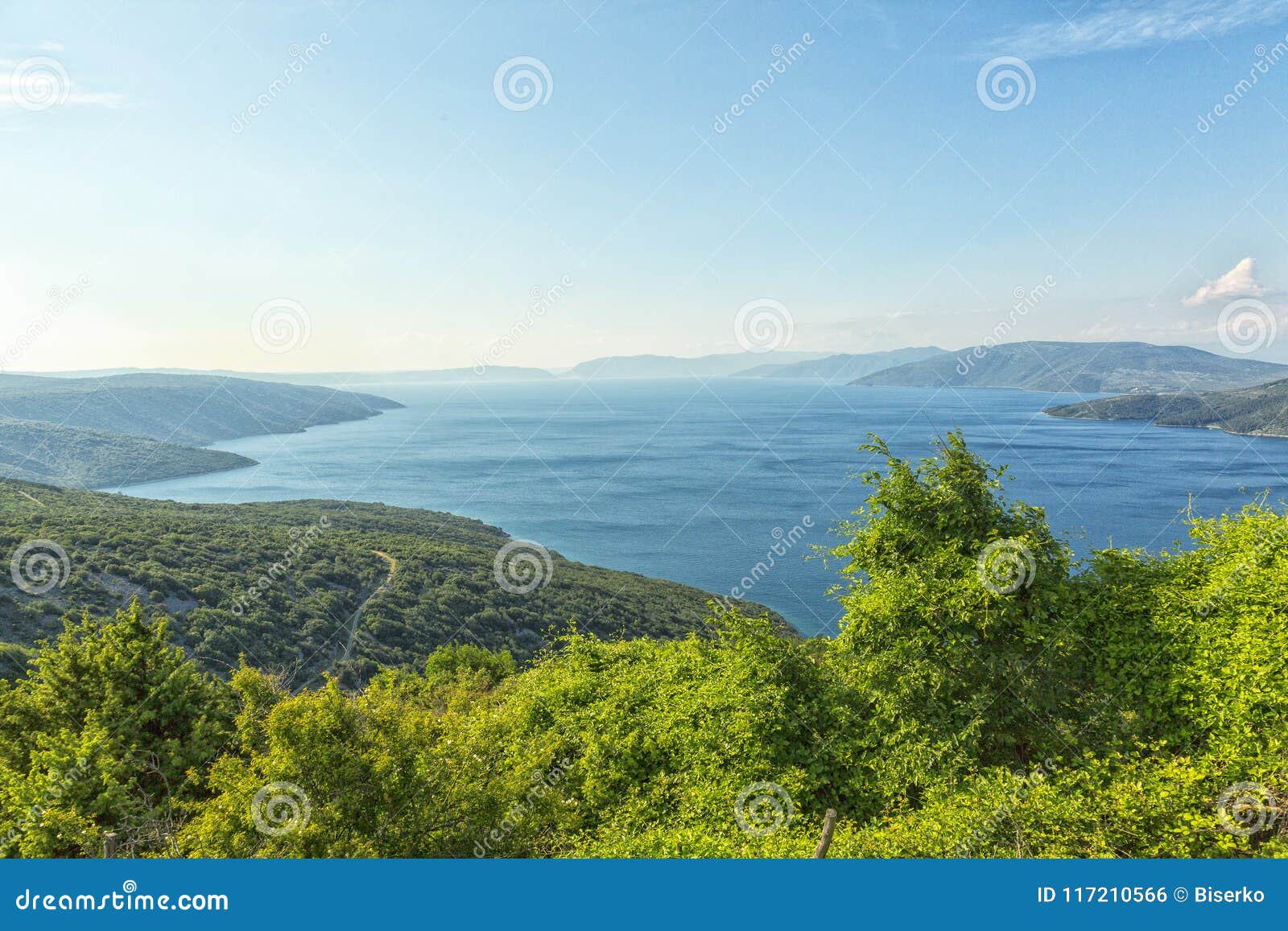 Ilha Cres no mar de adriático, Croácia. Cres é uma ilha adriático na Croácia É uma das ilhas do norte no golfo de Kvarner e pode ser alcançado através da balsa de Rijeka, a ilha Krk ou da península de Istrian Com uma área de 405 78 km2, Cres são o mesmo tamanho como a ilha vizinha de Krk, embora Krk por muitos anos seja pensado o maior das ilhas Cres tem uma população de 3.079